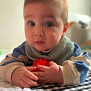 Charlie a rejoint le concours — aidez-le/la à gagner de superbes lots ! baby, child, face, hands, toy, red_ball, striped_sweater, bib, blanket, checkered, curious, indoors, portrait, closeup, infant, soft_light, skin, expression, cute, young