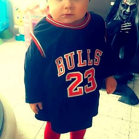 Giullia participe au concours pour gagner de l'argent avec cette photo : baby_toddler_clothing, cap, child, cool, electric_blue, facial_expression, hairstyle, happy, headwear, jersey, outerwear, person, photograph, shorts, sleeve, snapshot, sportswear, standing, street_fashion, t_shirt