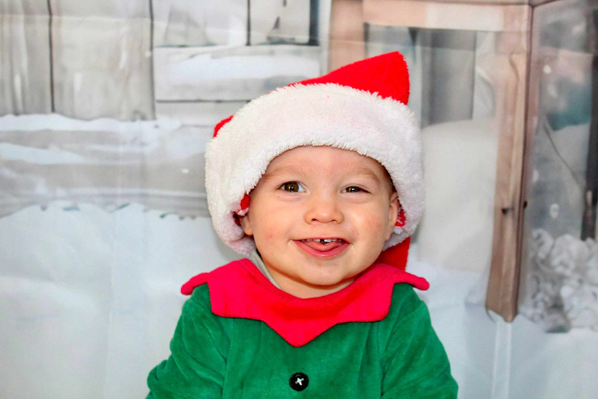 Antoine participe au concours pour gagner de l'argent avec cette photo : child, baby, toddler, santa_hat, christmas, holiday, smile, happy, green_outfit, red_collar, costume, portrait, indoor, background, cheeks, eyes, teeth, cute, festive, winter