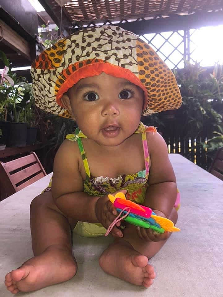 Cathaleya a rejoint le concours — aidez-le/la à gagner de superbes lots ! baby, baby_toddler_clothing, beauty, cap, child, costume_hat, event, fashion_accessory, foot, fun, happy, hat, headwear, houseplant, leisure, person, plant, sitting, skin, sun_hat