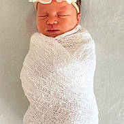 Sixtine a rejoint le concours — aidez-le/la à gagner de superbes lots ! newborn, baby, sleeping, wrapped, blanket, headband, flower, soft, delicate, cute, portrait, infant, peaceful, white, knitted, child, adorable, resting, tender, cozy