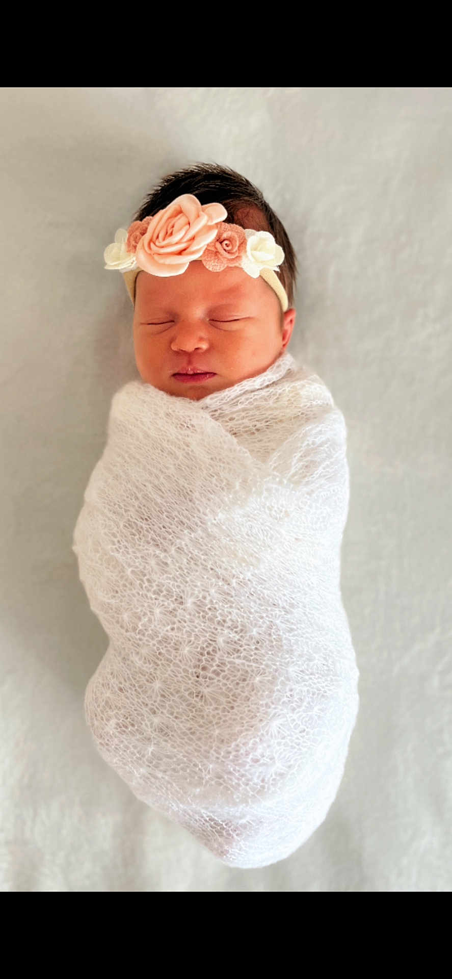 Sixtine a rejoint le concours — aidez-le/la à gagner de superbes lots ! newborn, baby, sleeping, wrapped, blanket, headband, flower, soft, delicate, cute, portrait, infant, peaceful, white, knitted, child, adorable, resting, tender, cozy