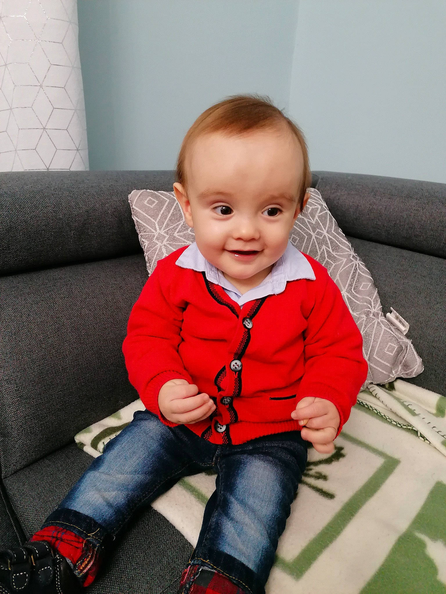 Enzo participe au concours pour gagner de l'argent avec cette photo : baby, cheek, child, head, joy, leg, outerwear, person, sitting, skin, standing, toddler