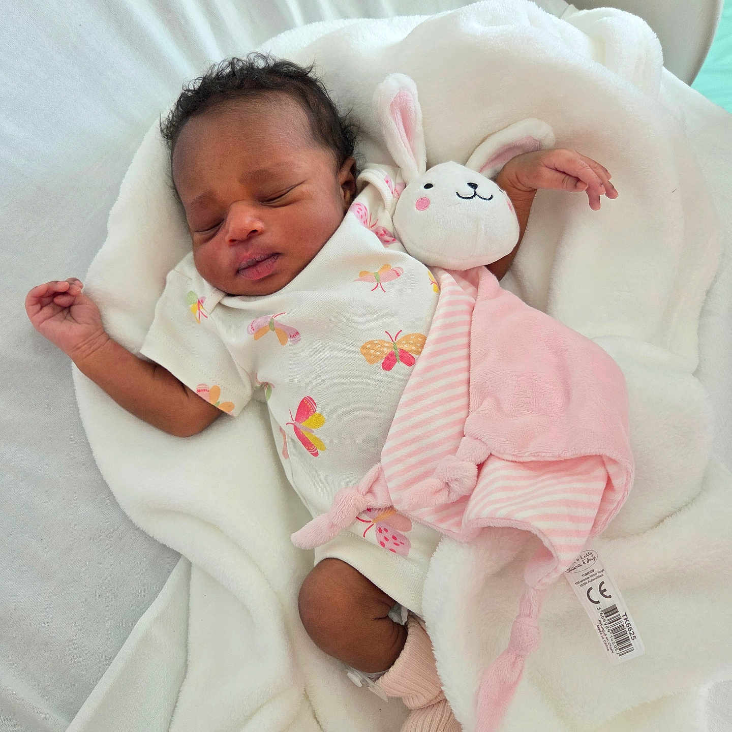 Lyanna Suzy participe au concours pour gagner de l'argent avec cette photo : baby, blanket, bunny, butterfly_pattern, child, cozy, cuddling, cute, indoors, infant, newborn, onesie, peaceful, pink, plush_toy, resting, sleeping, socks, soft, white