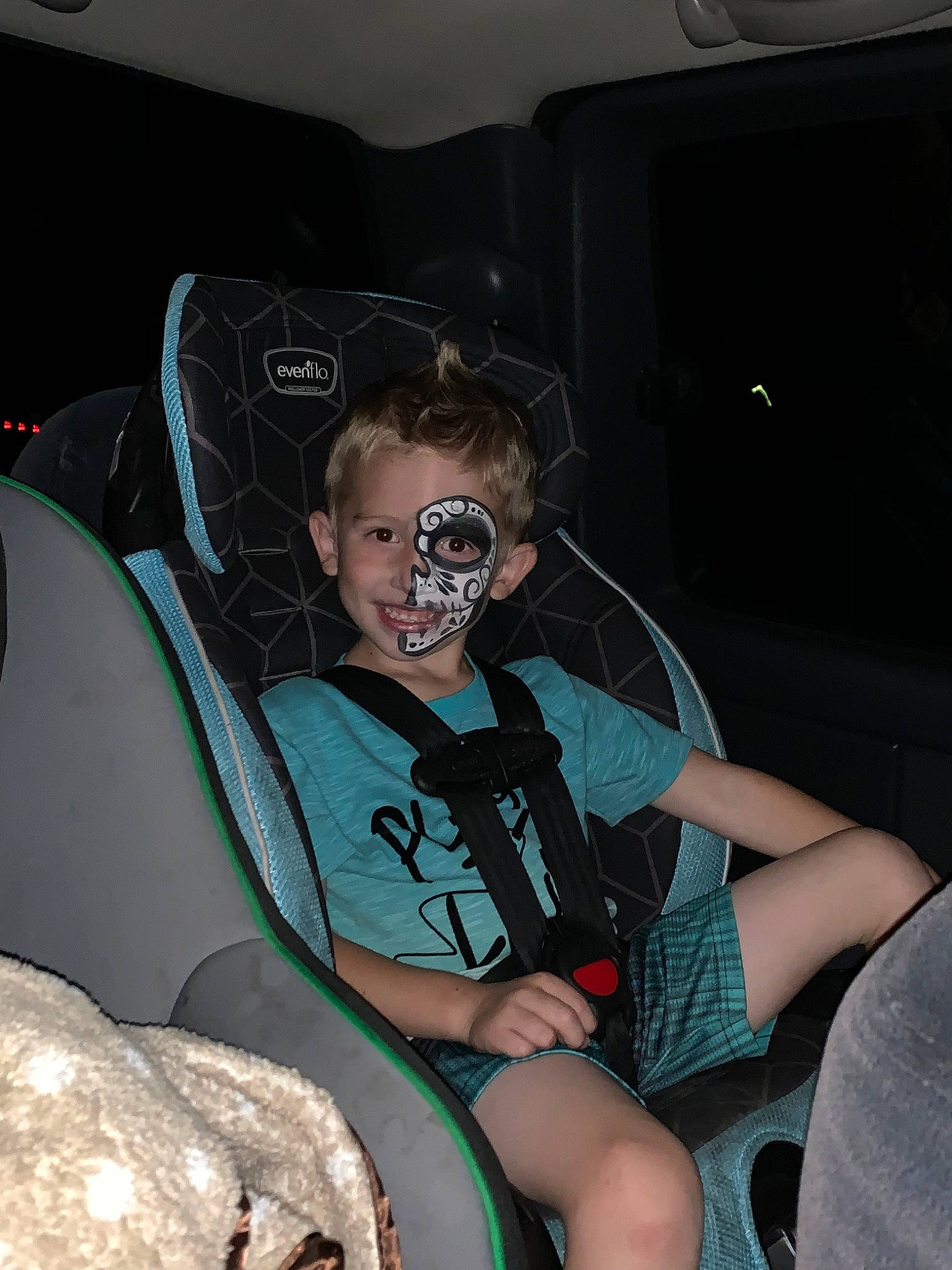 Masen is registered to the contest to win money with this photo: cool, fictional_character, fun, glasses, person, sitting