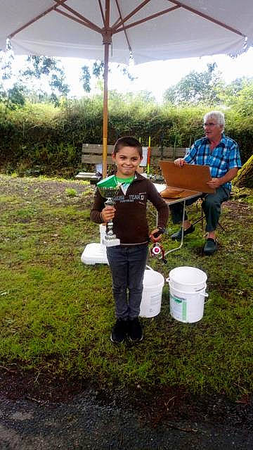 Mathis a rejoint le concours — aidez-le/la à gagner de superbes lots ! arecales, bucket, event, fun, garden, grass, grassland, joy, landscape, lawn, leisure, palm_tree, people_in_nature, person, plant, recreation, shade, sky, soil, t_shirt