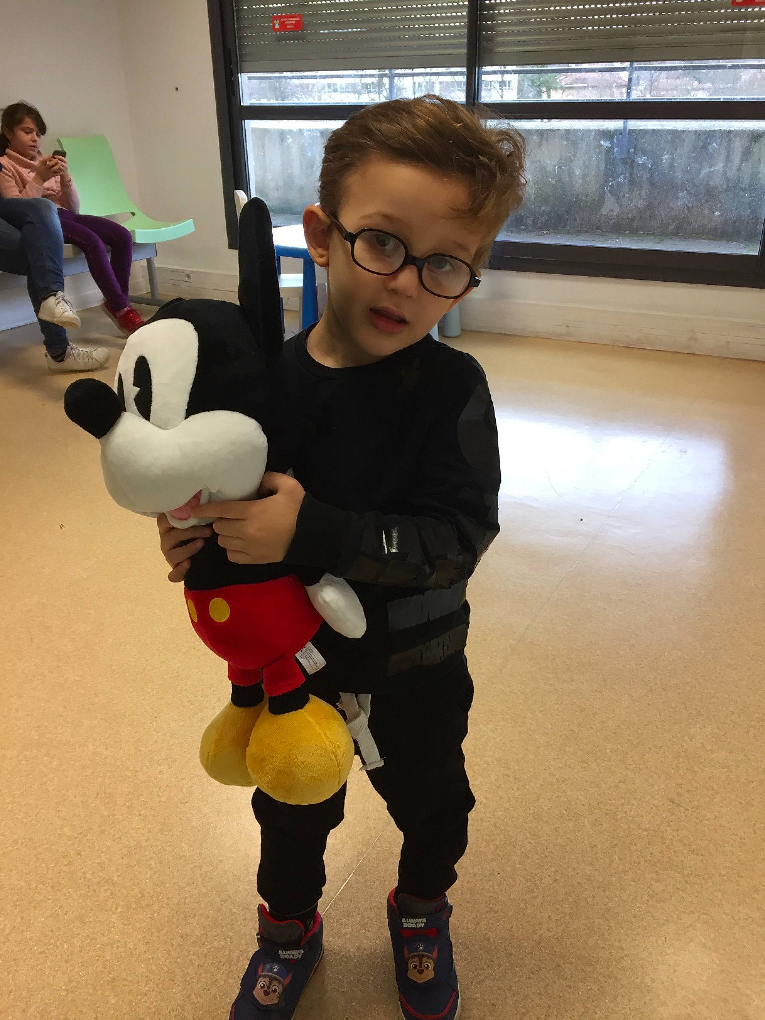 Aaron a rejoint le concours — aidez-le/la à gagner de superbes lots ! animation, child, costume, fictional_character, footwear, fun, head, mascot, person, plush, skin, smile, toddler, vacation