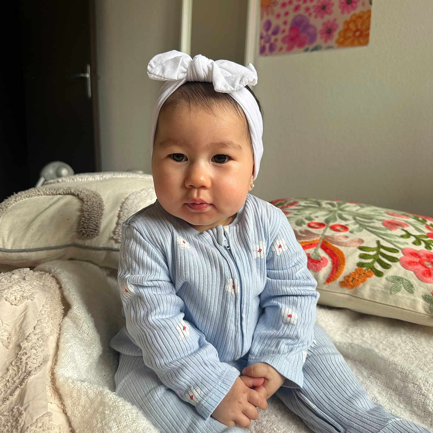 Lubna a rejoint le concours — aidez-le/la à gagner de superbes lots ! baby, bed, bedroom, bonnet, clothing, couch, cushion, face, furniture, hat, head, homedecor, indoors, pajamas, pants, person, photography, portrait, room, sitting