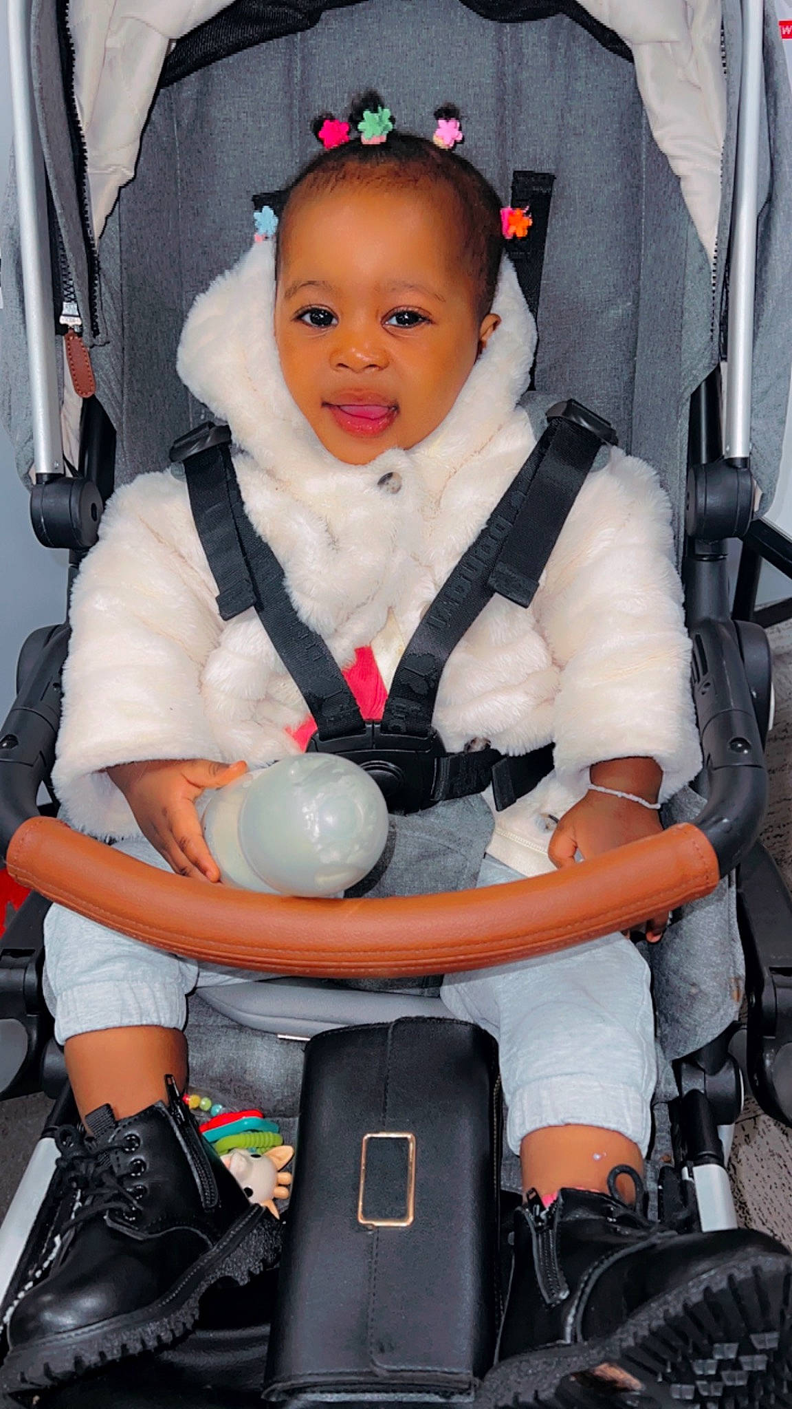 Mariama participe au concours pour gagner de l'argent avec cette photo : auto_part, baby, baby_carriage, baby_products, baby_toddler_clothing, car_seat, child, comfort, fun, happy, lap, motor_vehicle, person, personal_protective_equipment, product, service, sitting, smile, thigh, toddler