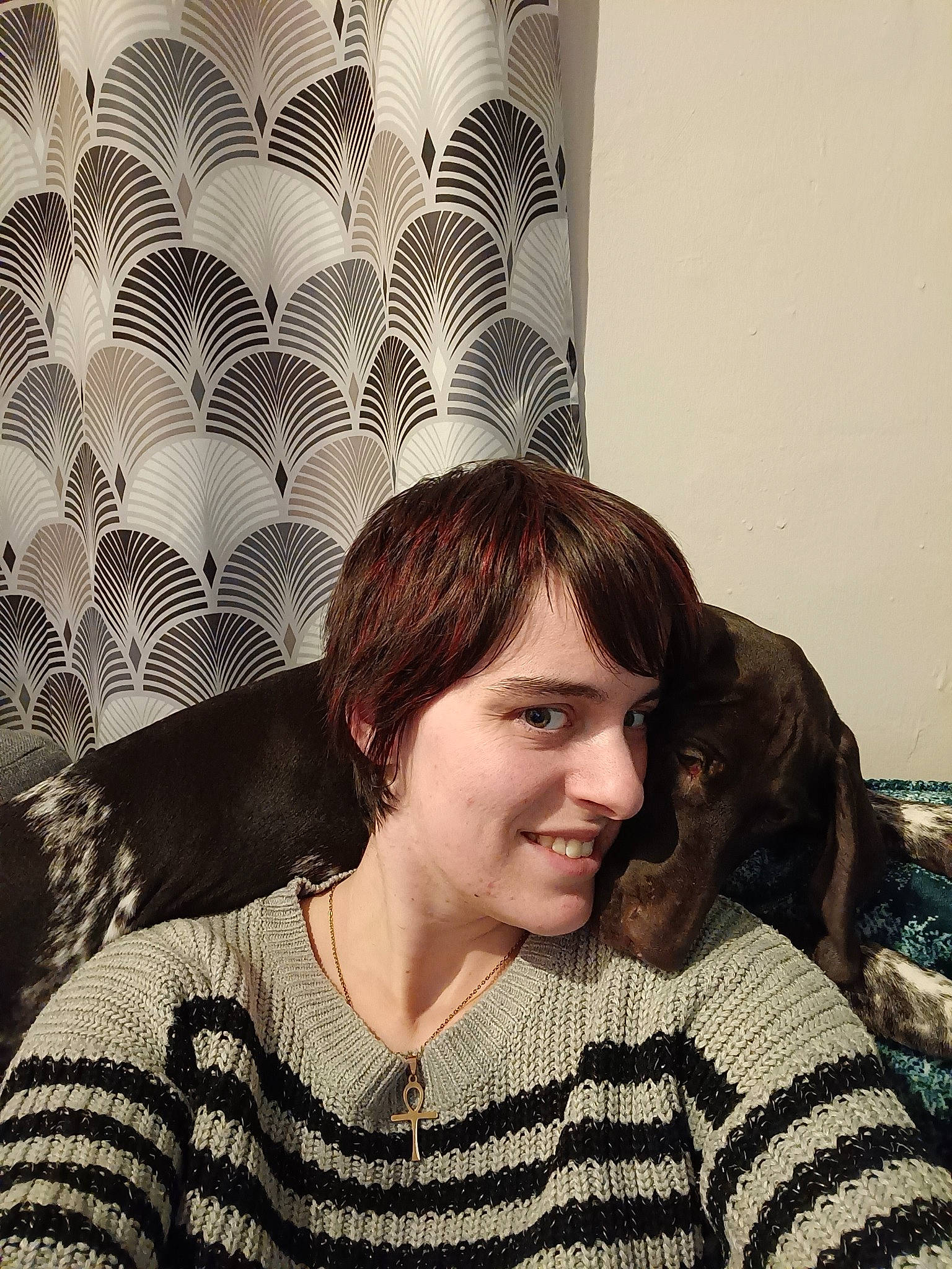 Usko a rejoint le concours — aidez-le/la à gagner de superbes lots ! bangs, beauty, brown_hair, cool, design, fun, fur, happy, jewellery, long_hair, pattern, plaid, portrait_photography, selfie, sitting, sleeve, t_shirt, tints_and_shades, vintage_clothing, visual_arts