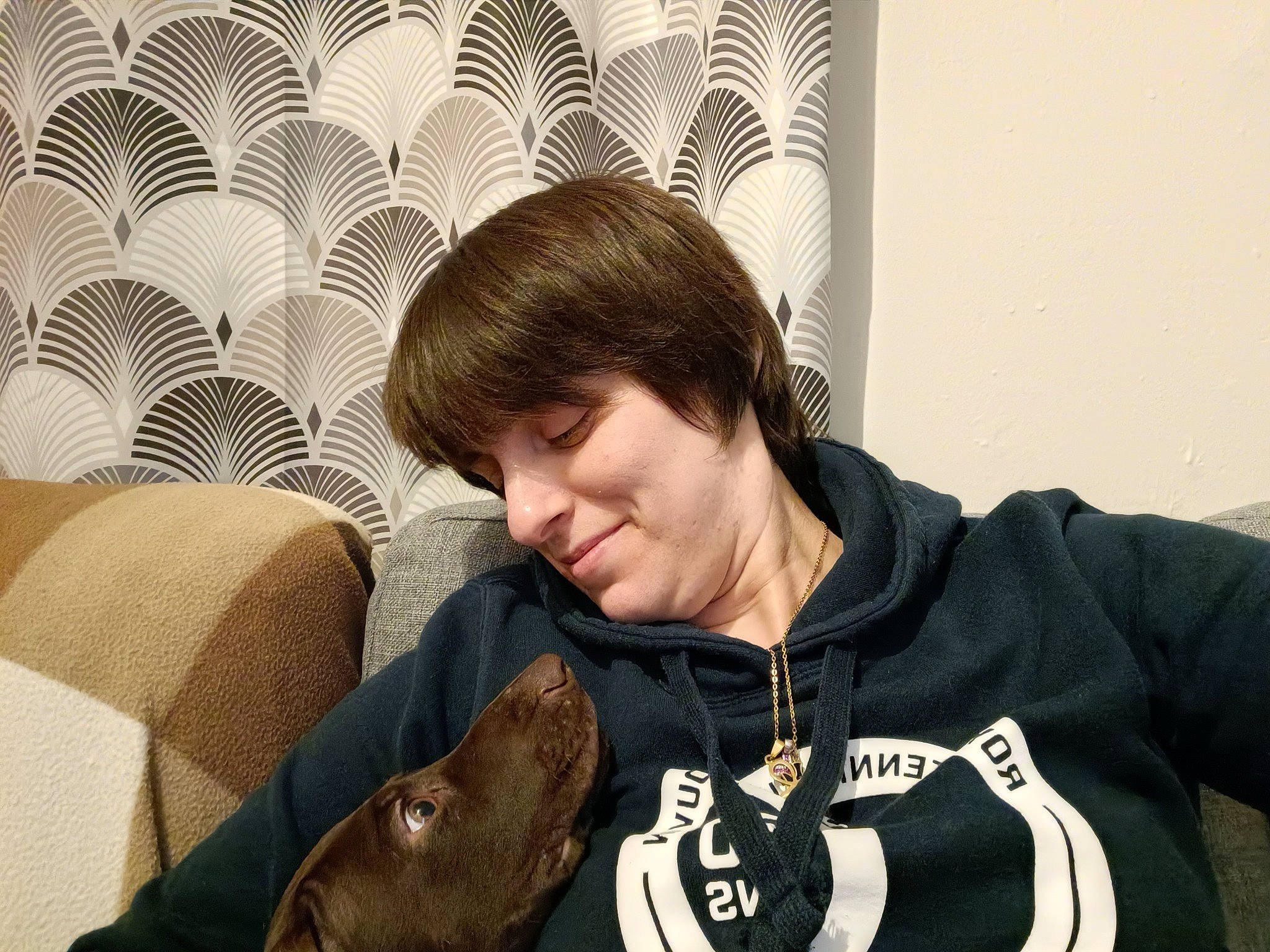 Usko a rejoint le concours — aidez-le/la à gagner de superbes lots ! audio_equipment, bangs, black_hair, comfort, companion_dog, couch, eyewear, fun, fur, hairstyle, hood, hoodie, neck, outerwear, room, selfie, sitting, sleeve, t_shirt, top