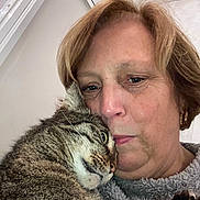 Patou a rejoint le concours — aidez-le/la à gagner de superbes lots ! affection, animal, cat, close_up, cozy, earrings, expression, face, fur, head, human, indoor, love, pet, portrait, skin, snuggling, sweater, tabby_cat, woman