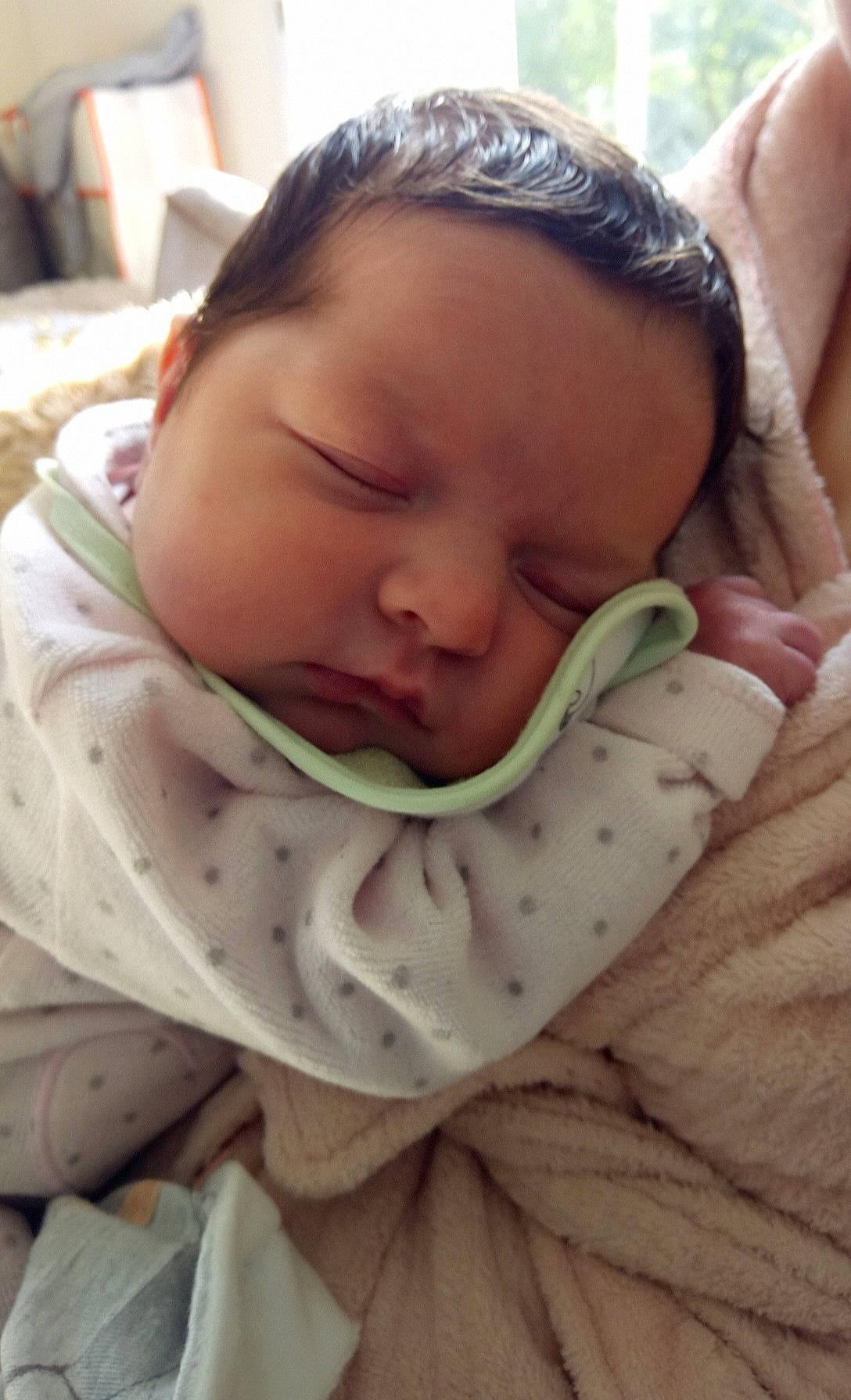 Octavia a rejoint le concours — aidez-le/la à gagner de superbes lots ! baby, cheek, child, chin, comfort, eyebrow, eyelash, facial_expression, finger, grass, happy, linens, lip, mammal, mouth, neck, nose, person, skin, toddler