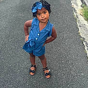 Lizzy participe au concours pour gagner de l'argent avec cette photo : child, girl, denim, blue, headband, bow, sandals, street, pavement, confident, posing, curly_hair, outdoor, summer, fashion, portrait, casual, standing, young, person