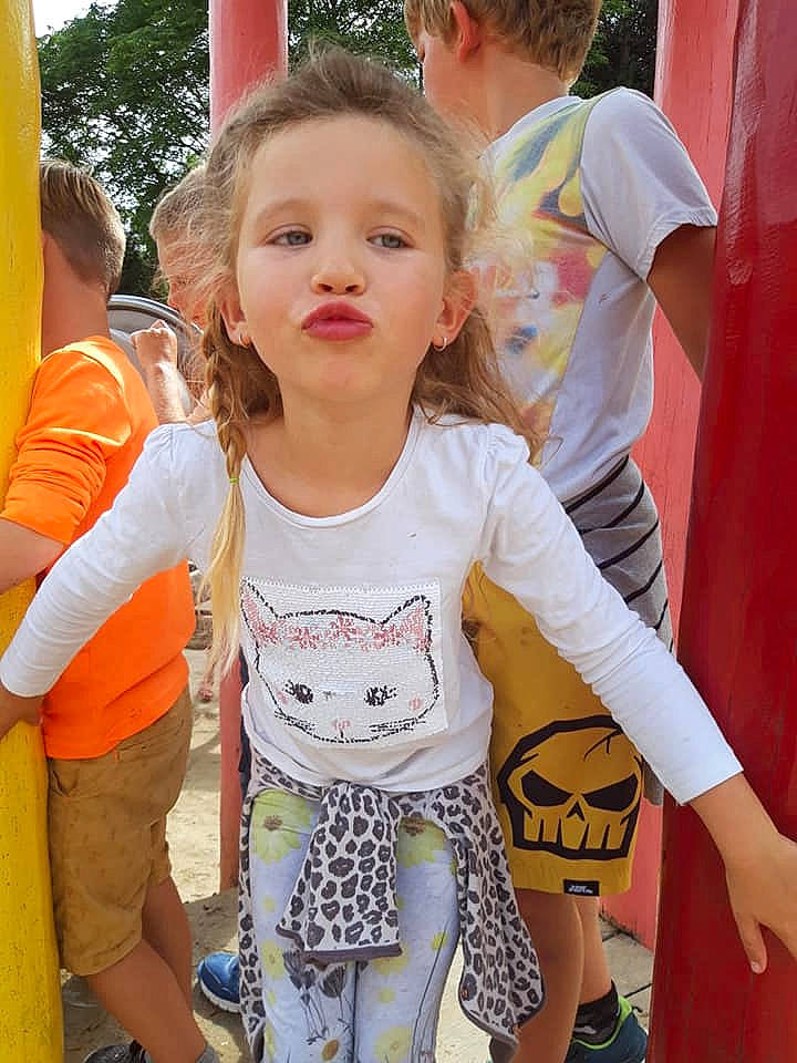 Odelia participe au concours pour gagner de l'argent avec cette photo : arm, child, day, fun, girl, happiness, person, product, skin, smile, t_shirt, toddler