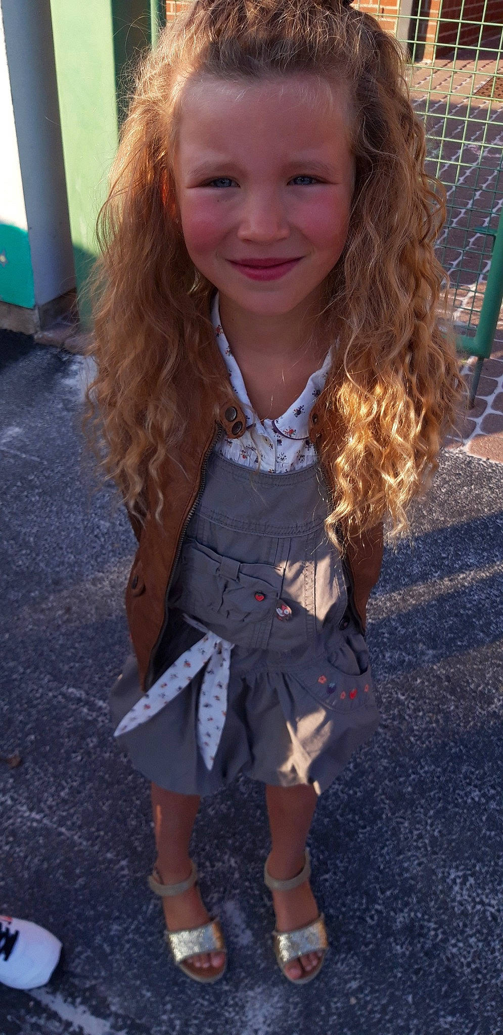 Odelia participe au concours pour gagner de l'argent avec cette photo : blond, brown_hair, child, child_model, cool, fun, girl, hair, hair_coloring, hairstyle, human_hair_color, jeans, joy, long_hair, outerwear, person, smile, toddler