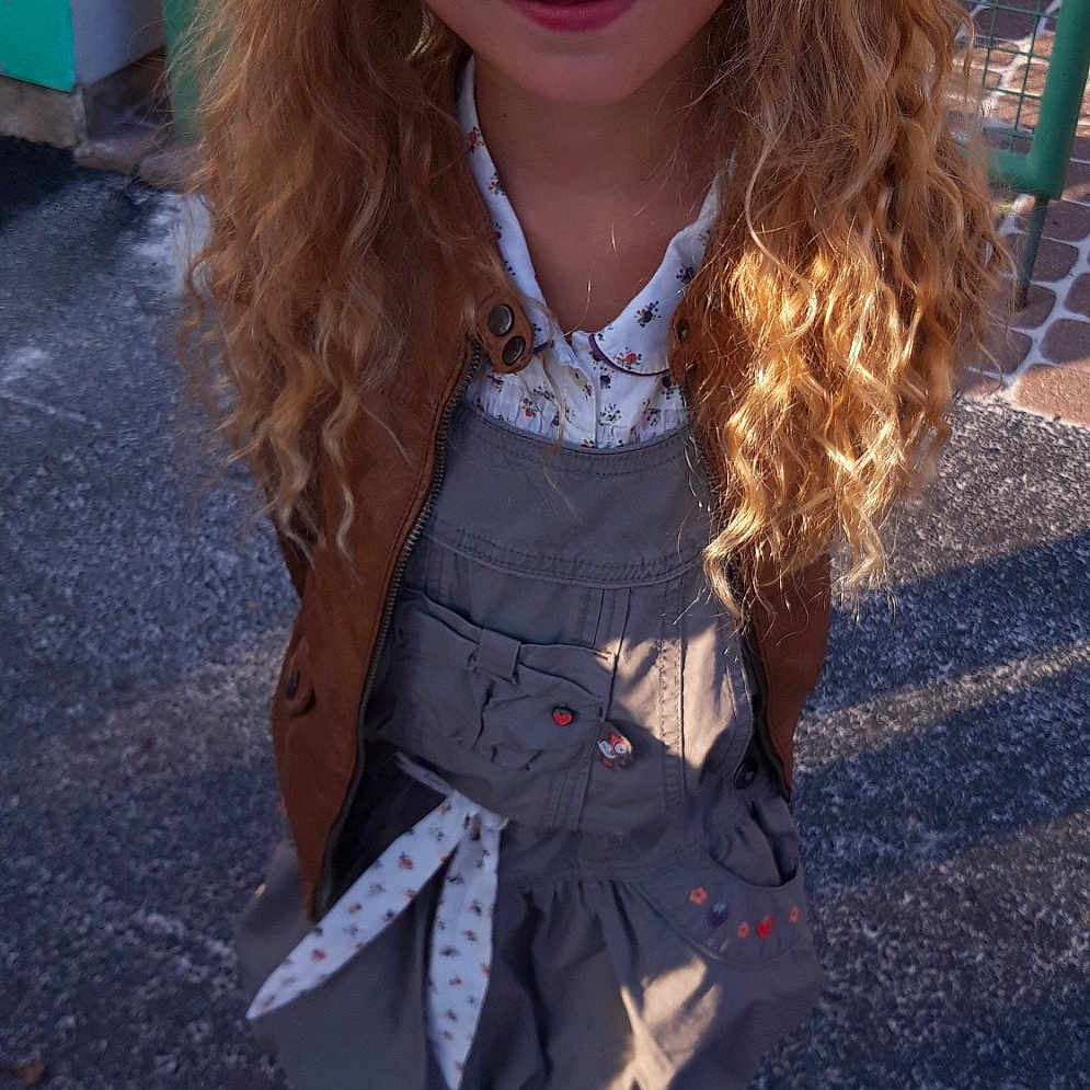 Odelia participe au concours pour gagner de l'argent avec cette photo : blond, brown_hair, child, child_model, cool, fun, girl, hair, hair_coloring, hairstyle, human_hair_color, jeans, joy, long_hair, outerwear, person, smile, toddler