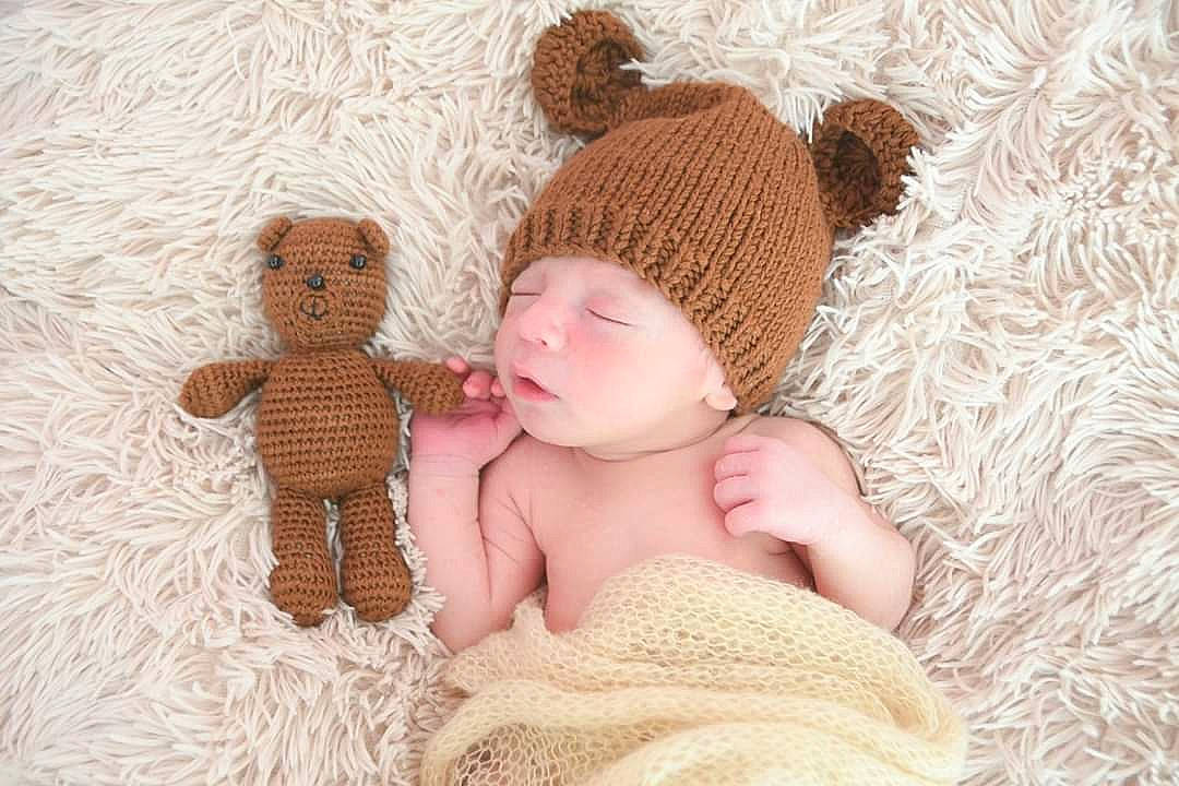 Conor a rejoint le concours — aidez-le/la à gagner de superbes lots ! baby, baby_toys, beanie, beige, bonnet, brown, cap, child, crochet, ear, fawn, fur, headgear, knit_cap, knitting, person, stuffed_toy, teddy_bear, toddler, toy