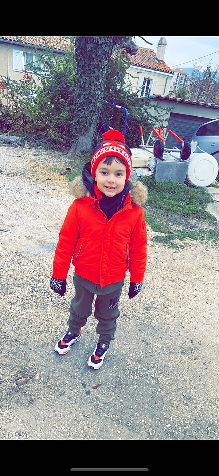 Ange participe au concours pour gagner de l'argent avec cette photo : cap, child, electric_blue, freezing, fun, grass, happy, headwear, holiday, jacket, joy, leg, leisure, people_in_nature, person, personal_protective_equipment, plant, play, recreation, smile