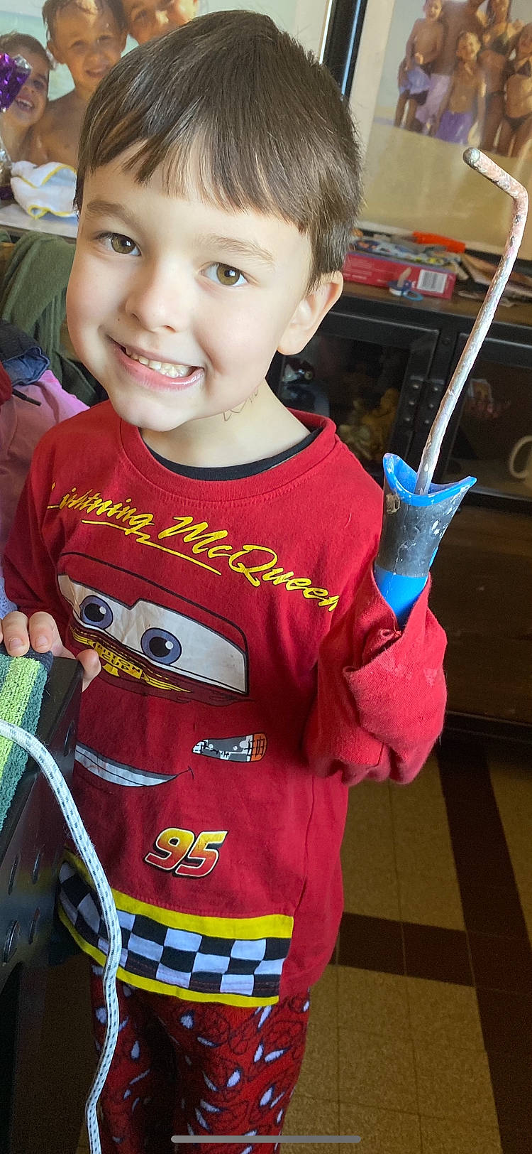 Ange participe au concours pour gagner de l'argent avec cette photo : baby_toddler_clothing, bangs, carmine, cheek, child, cool, electric_blue, fun, happy, joy, organ, person, personal_protective_equipment, play, sleeve, smile, snapshot, t_shirt, thumb, toddler