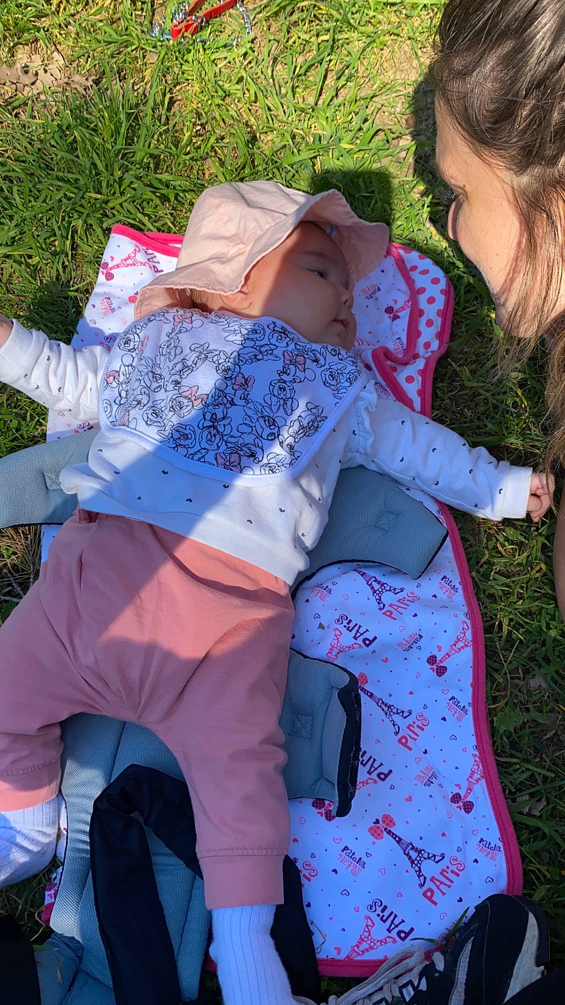 Caly a rejoint le concours — aidez-le/la à gagner de superbes lots ! child, electric_blue, fun, grass, green, happy, human_leg, joint, leisure, luggage_and_bags, magenta, pattern, people_in_nature, person, pink, purple, recreation, sitting, sleeve, street_fashion