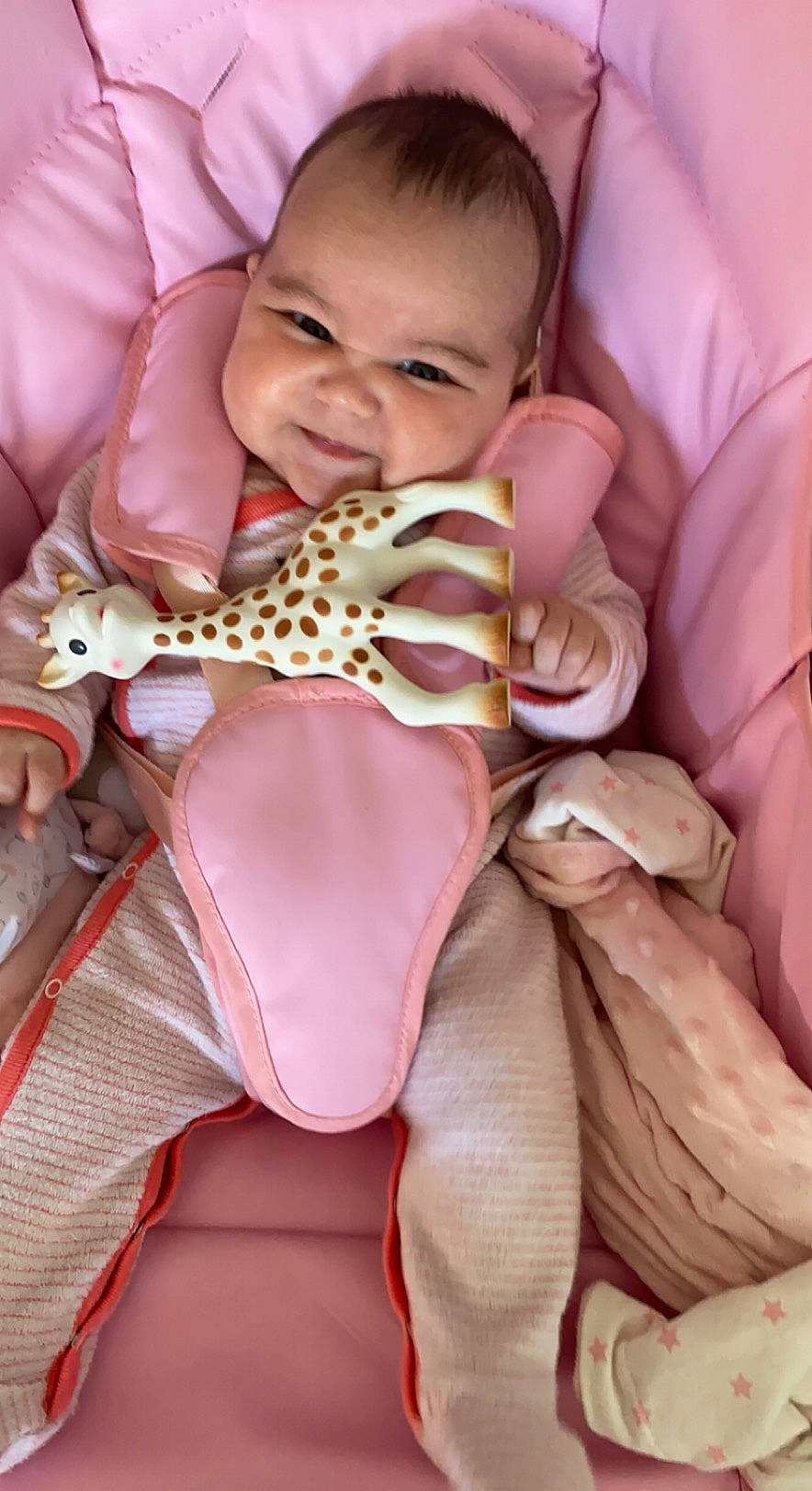 Caly participe au concours pour gagner de l'argent avec cette photo : baby, baby_toddler_clothing, child, comfort, fashion_accessory, fashion_design, finger, happy, human_leg, jewellery, linens, nail, neck, pattern, peach, person, pink, skin, sleeve, textile