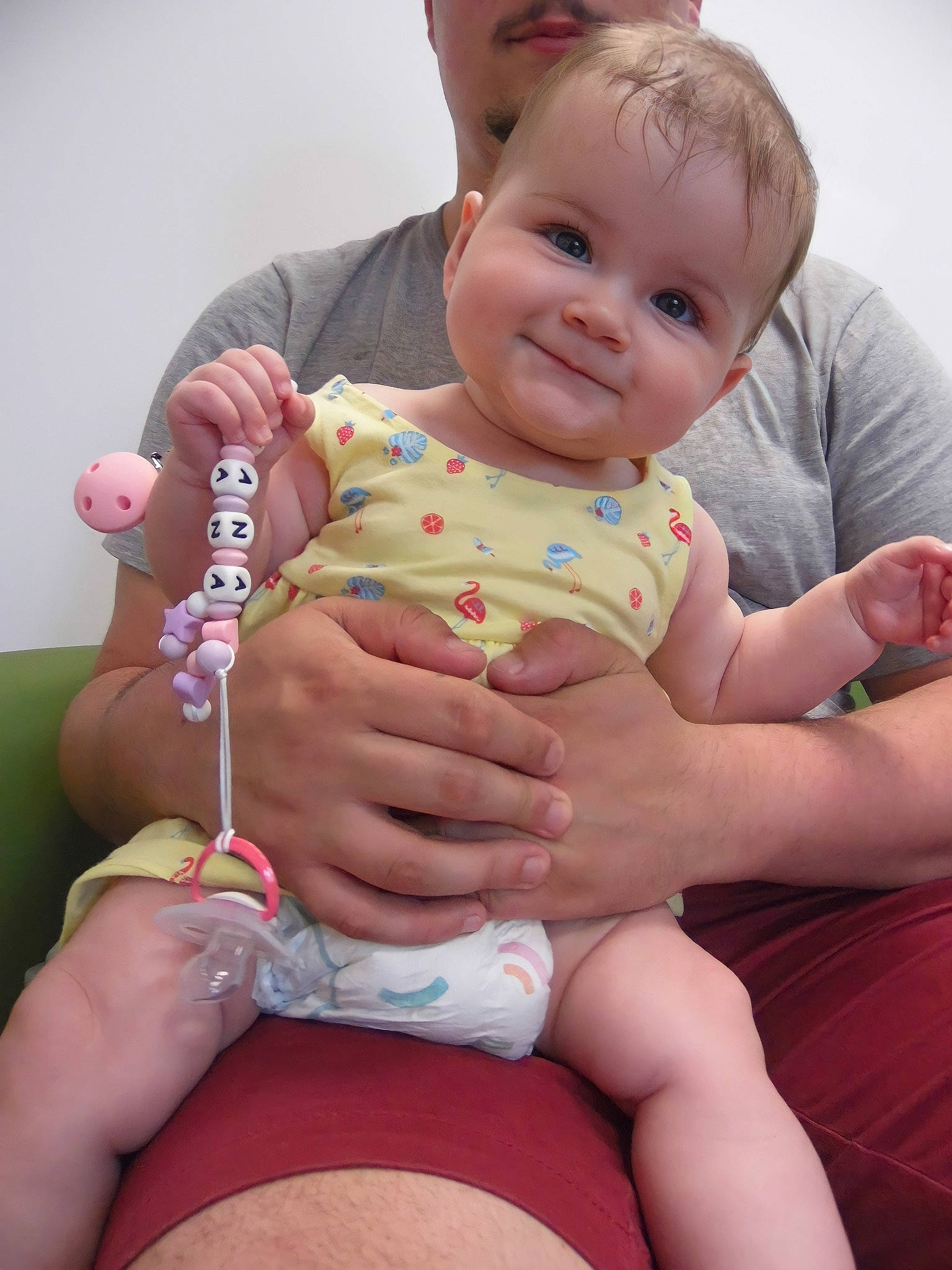 Johana participe au concours pour gagner de l'argent avec cette photo : arm, baby, baby_toddler_clothing, cheek, eye, finger, gesture, hand, happy, joint, joy, leg, muscle, person, pink, skin, smile, stomach, thigh, thumb