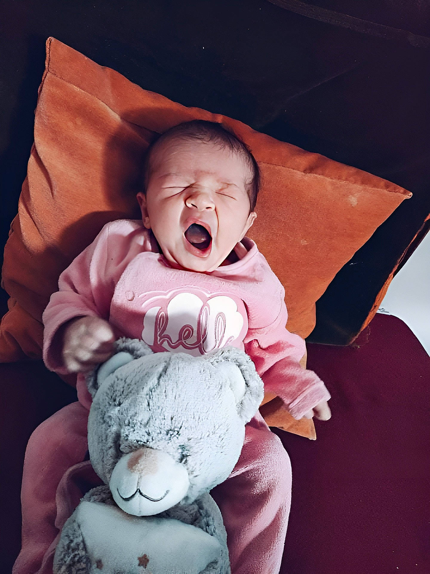 Johana a rejoint le concours — aidez-le/la à gagner de superbes lots ! arm, baby, baby_products, baby_sleeping, baby_toddler_clothing, child, comfort, eye, gesture, hand, happy, head, human_body, linens, mouth, person, pillow, pink, skin, sleeve