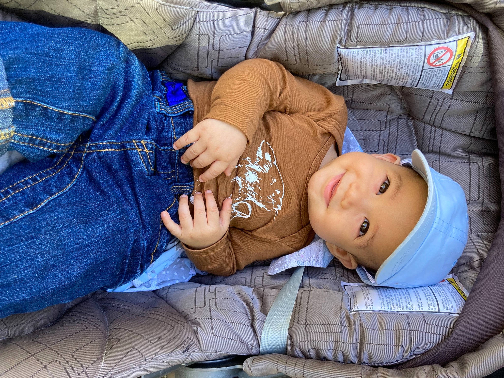Eddy participe au concours pour gagner de l'argent avec cette photo : arm, baby, baby_products, baby_toddler_clothing, chair, child, comfort, couch, elbow, eye, finger, grass, hand, hat, headwear, human_body, joint, joy, mouth, person