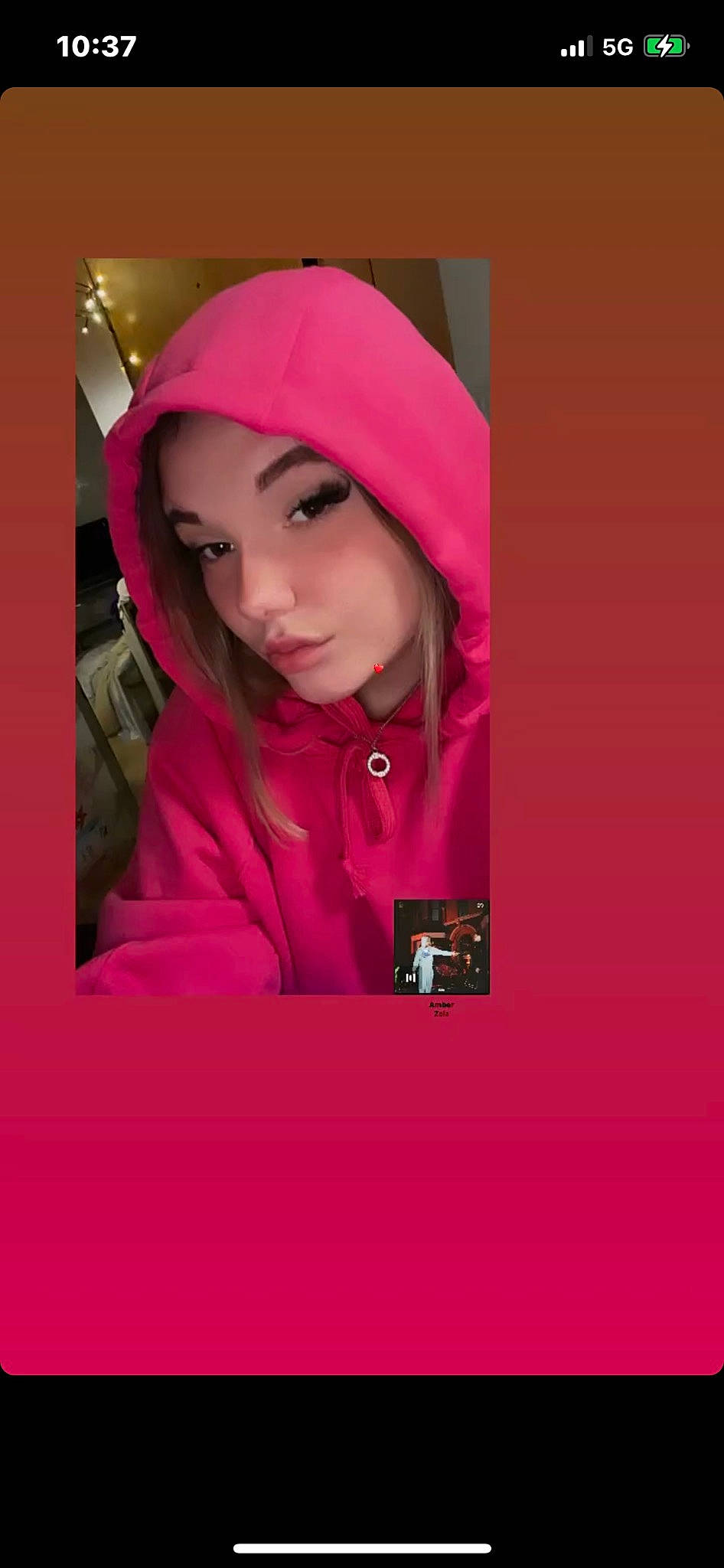 Célia a rejoint le concours — aidez-le/la à gagner de superbes lots ! beanie, cap, child, comfort, fashion_accessory, flash_photography, font, fur, headwear, hood, hoodie, jacket, knit_cap, magenta, peach, person, pink, portrait_photography, room, selfie