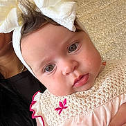 Diane a rejoint le concours — aidez-le/la à gagner de superbes lots ! baby, child, headband, bow, dress, knitted, pink, cream, face, eyes, person, closeup, portrait, cute, infant, hand, adult, background, wall, texture
