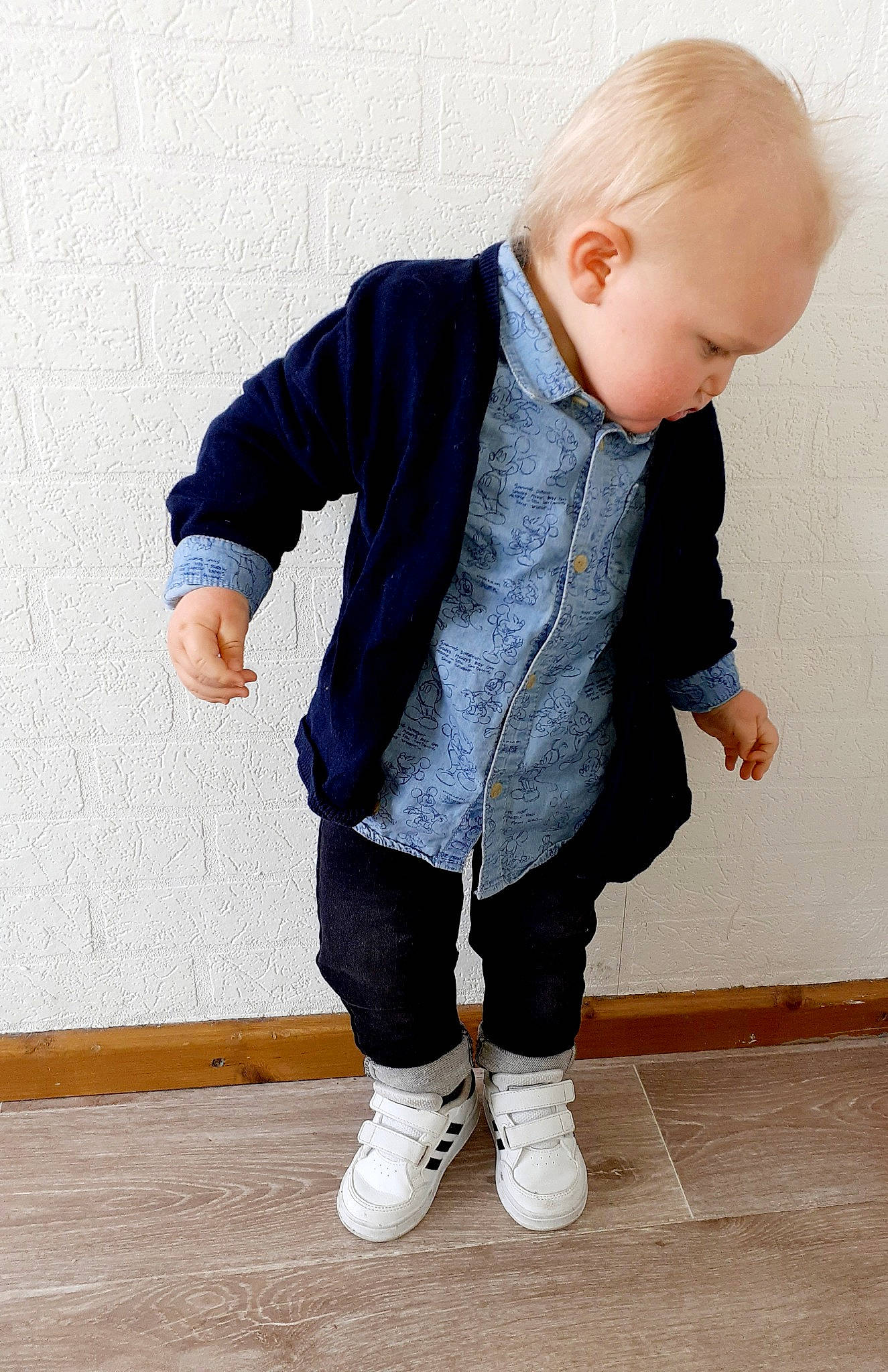 Swan participe au concours pour gagner de l'argent avec cette photo : arm, baby_toddler_clothing, blazer, collar, denim, dress, dress_shirt, flooring, gesture, joint, knee, leg, outerwear, person, sleeve, sock, sportswear, standing, street_fashion, t_shirt