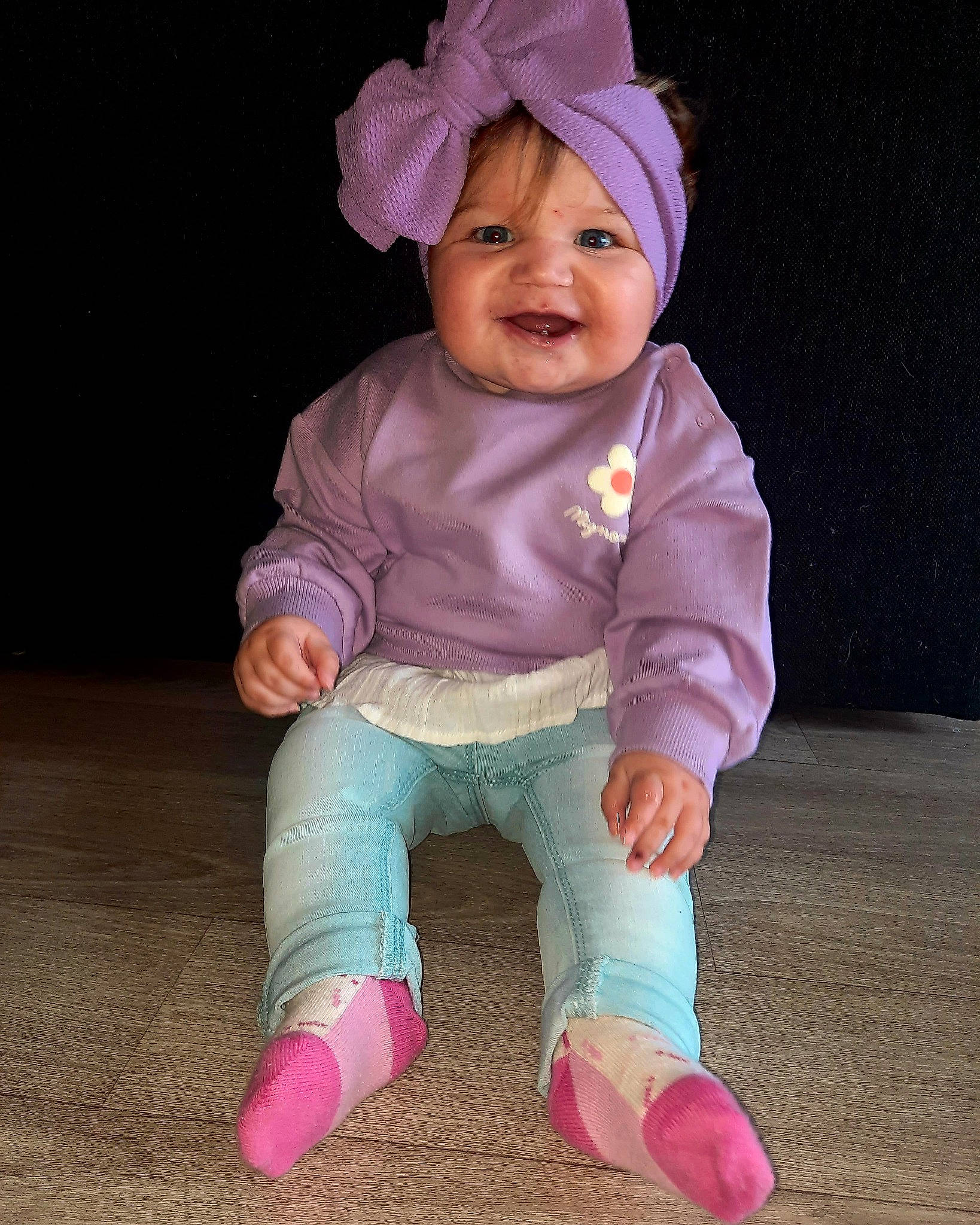 Yoly participe au concours pour gagner de l'argent avec cette photo : baby, baby_toddler_clothing, cap, cheek, child, eye, fashion_accessory, foot, happy, head, headwear, human_body, leg, magenta, pattern, person, pink, sitting, sleeve, smile