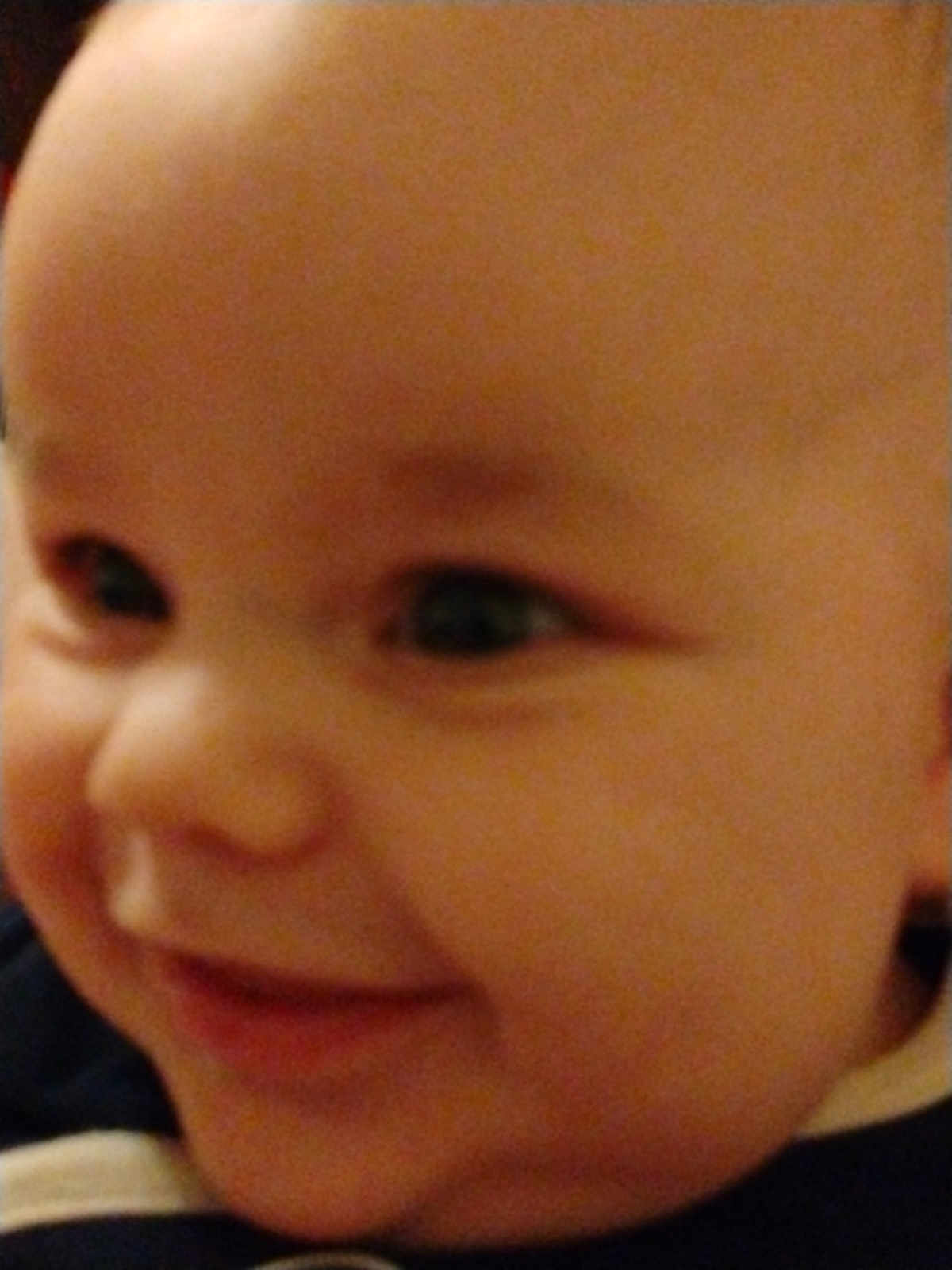 Léo participe au concours pour gagner de l'argent avec cette photo : baby, face, smile, closeup, child, infant, skin, cheeks, eyes, happy, portrait, cute, young, person, head, expression, baby_clothing, indoors, light, focus