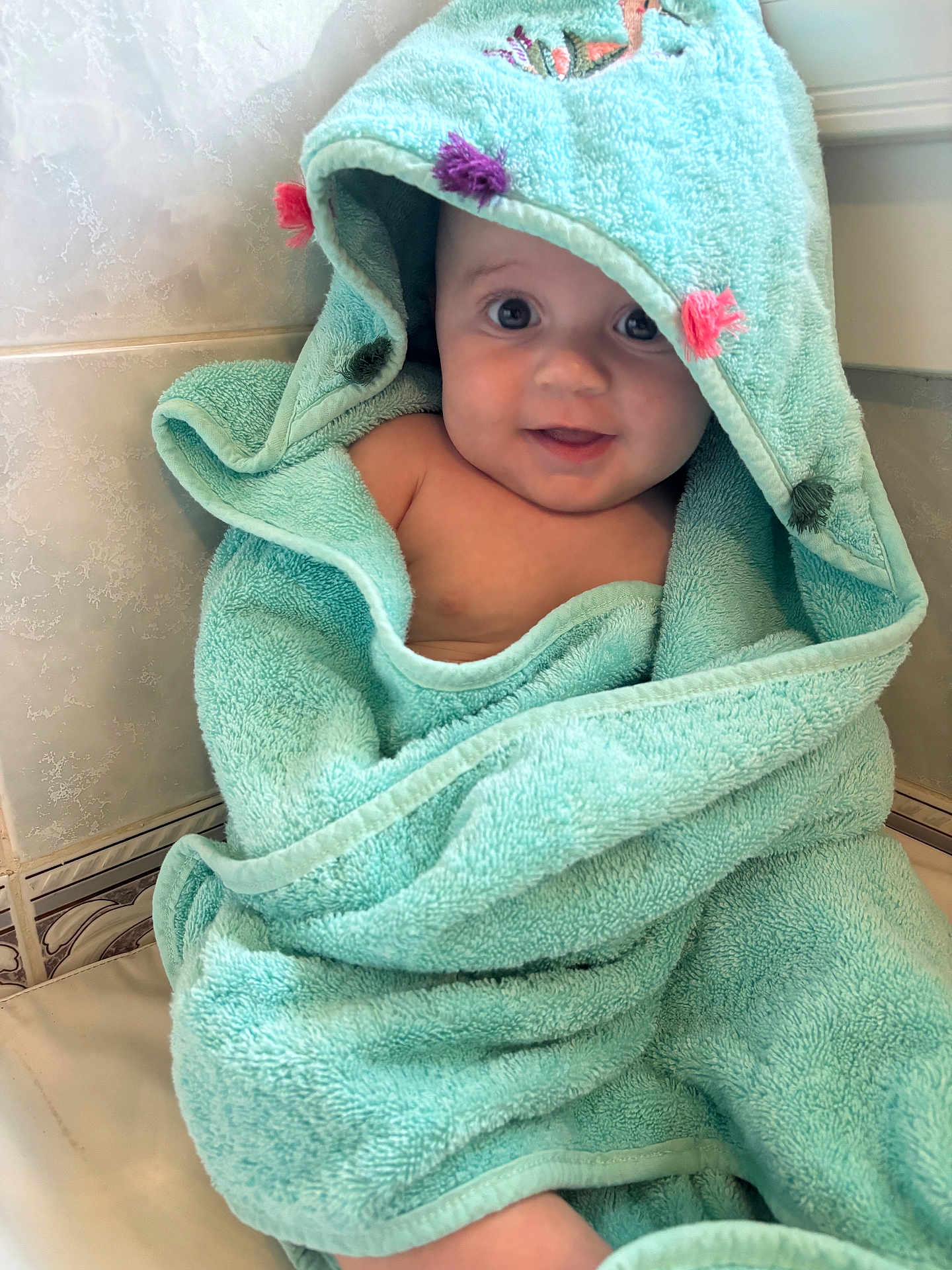 Maylone participe au concours pour gagner de l'argent avec cette photo : baby, towel, smile, child, bathroom, tile, hooded_towel, cute, wrapped, infant, happy, skin, blue, pink, purple, sitting, indoors, portrait, face, person