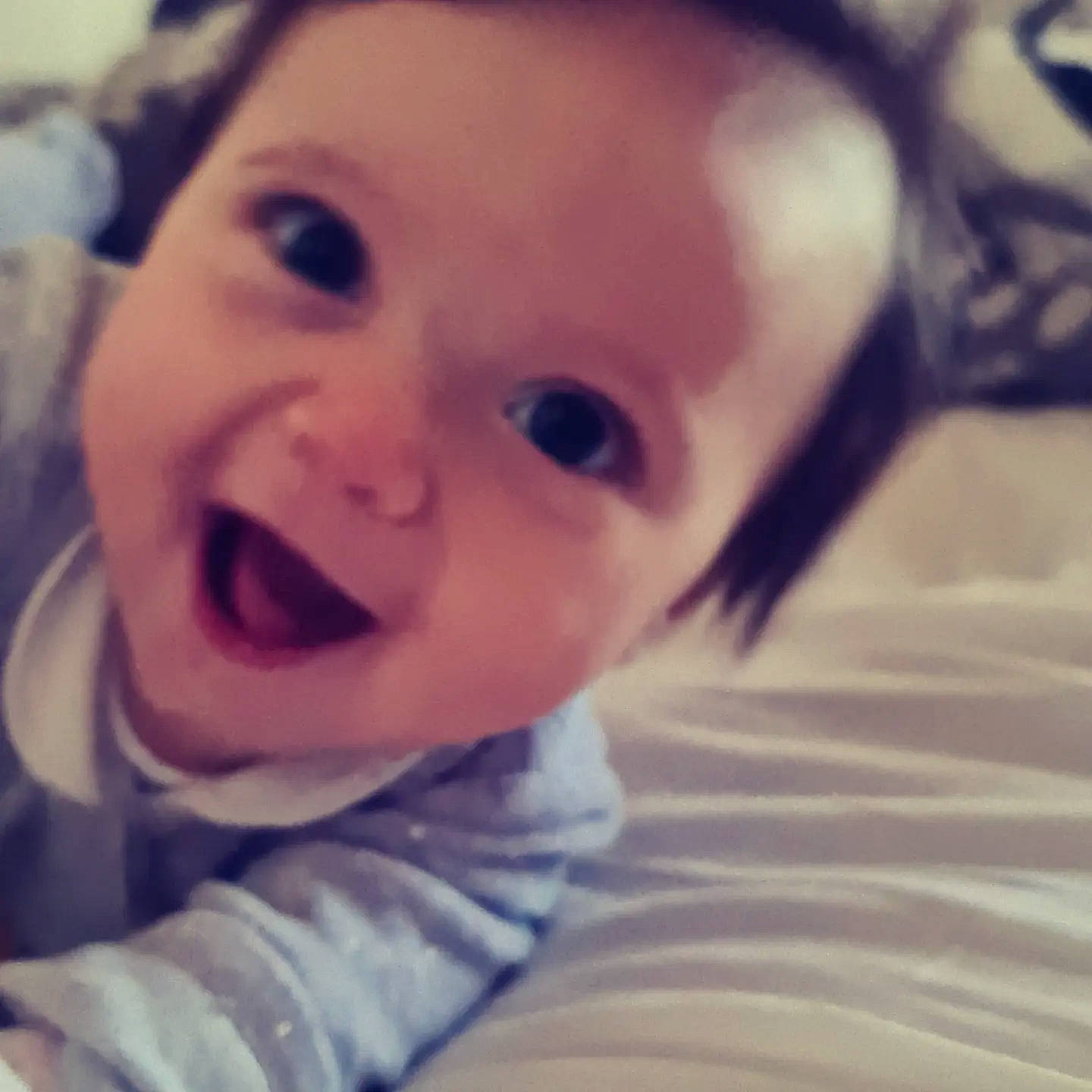 Jade participe au concours pour gagner de l'argent avec cette photo : baby, baby_laughing, cheek, cloud, ear, eye, eyebrow, eyelash, gesture, happy, human_body, iris, jaw, lip, mouth, nose, person, skin, sleeve, smile