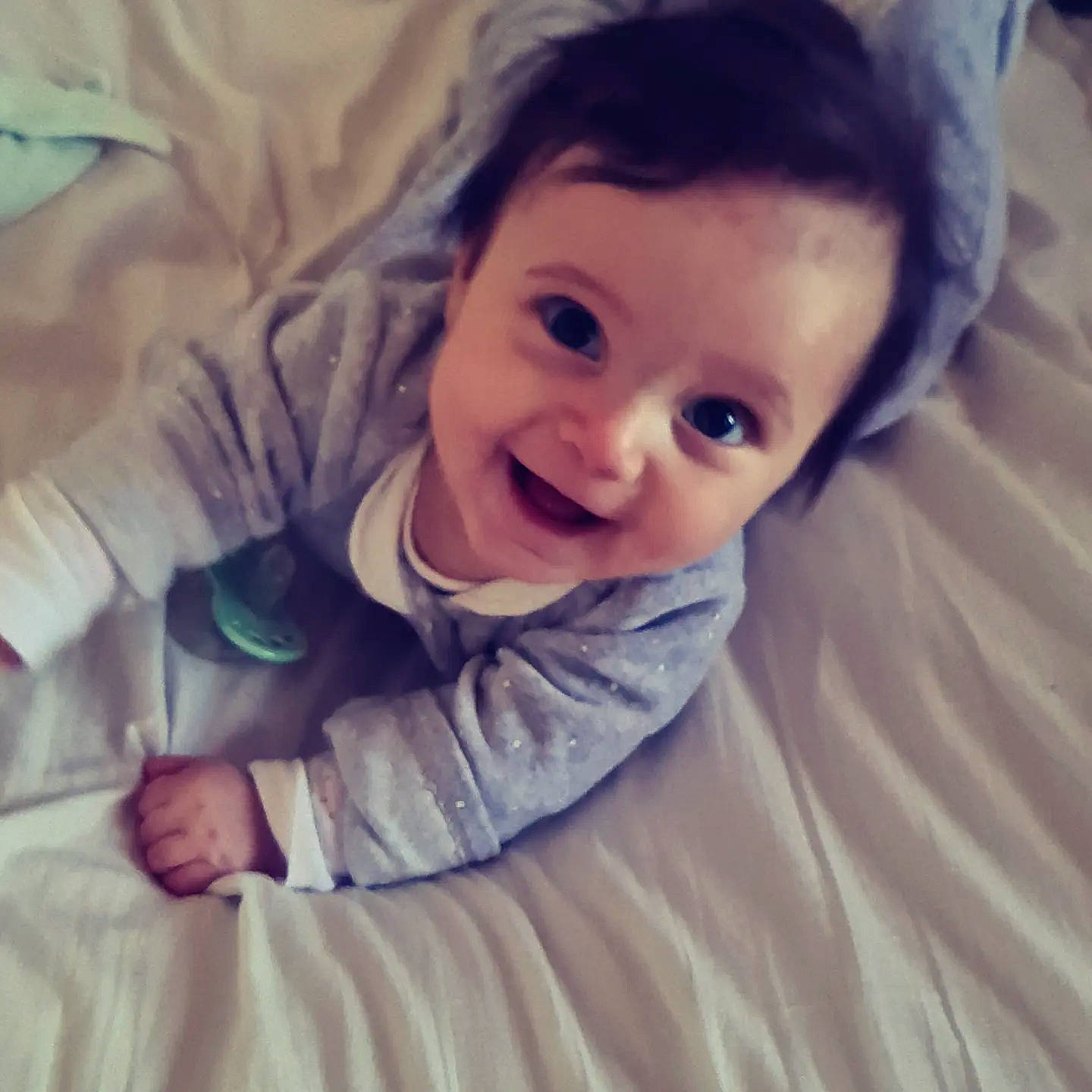 Jade participe au concours pour gagner de l'argent avec cette photo : baby, cheek, cloud, comfort, eye, eyebrow, finger, fun, gesture, happy, iris, lip, mouth, nose, outerwear, person, sleeve, smile, textile, thumb