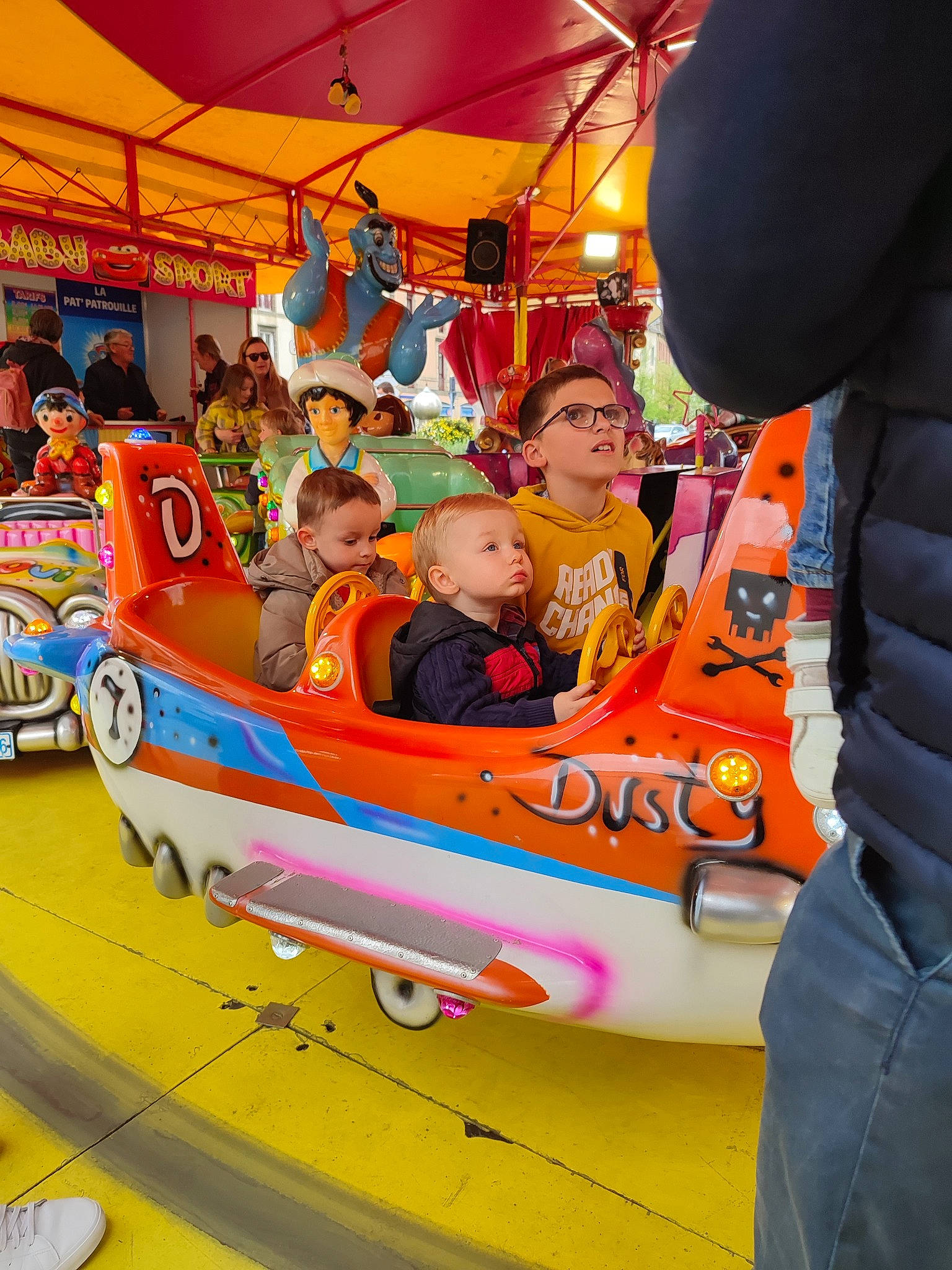 Hugo participe au concours pour gagner de l'argent avec cette photo : amusement_ride, auto_part, automotive_design, automotive_exterior, bumper, child, event, fun, games, leisure, motor_vehicle, person, play, playground, public_event, recreation, room, t_shirt, toddler, wheel