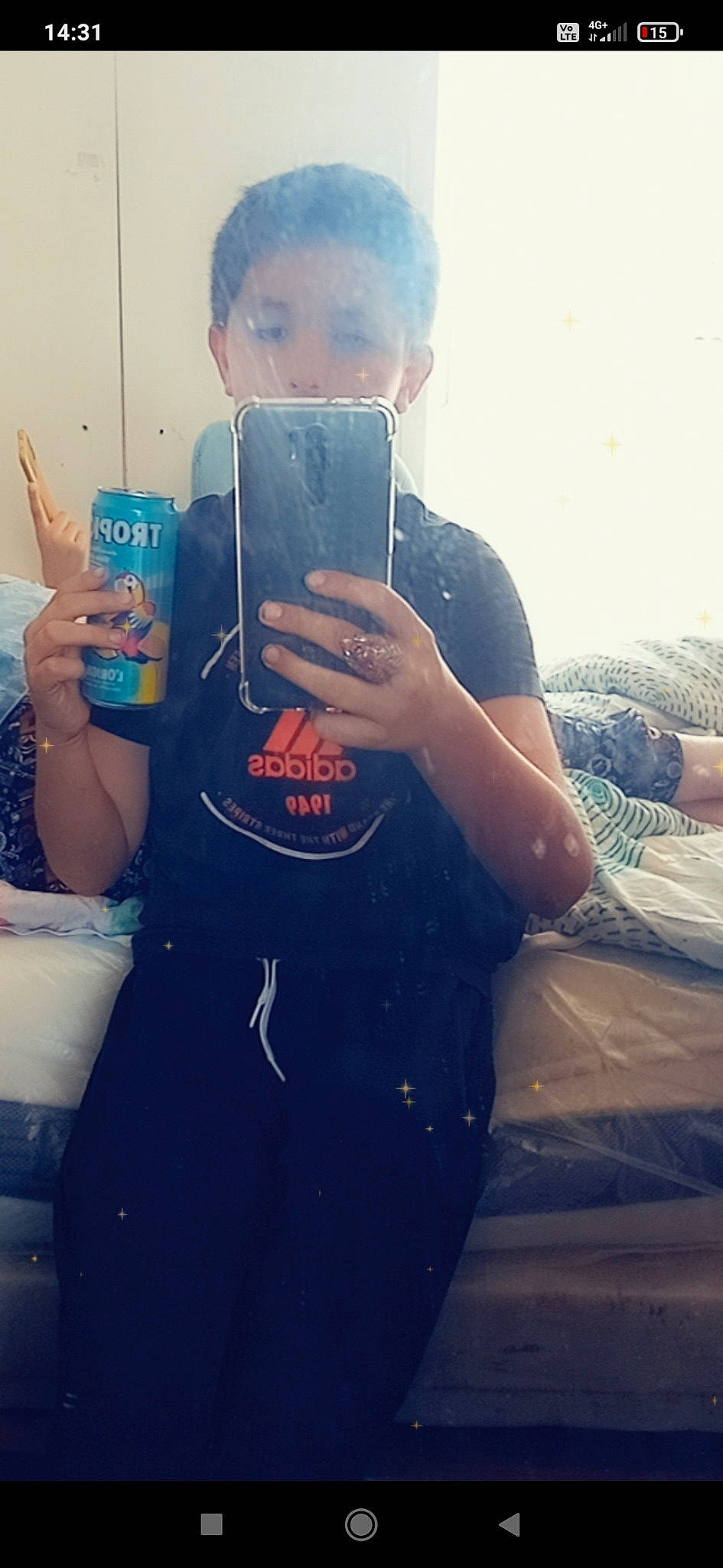 Terrasson Lavilleudieu participe au concours pour gagner de l'argent avec cette photo : arm, beer, cool, cup, drink, drinking, drinkware, electric_blue, eyewear, fun, gesture, glass, hairstyle, happy, nail, person, personal_protective_equipment, selfie, sleeve, t_shirt