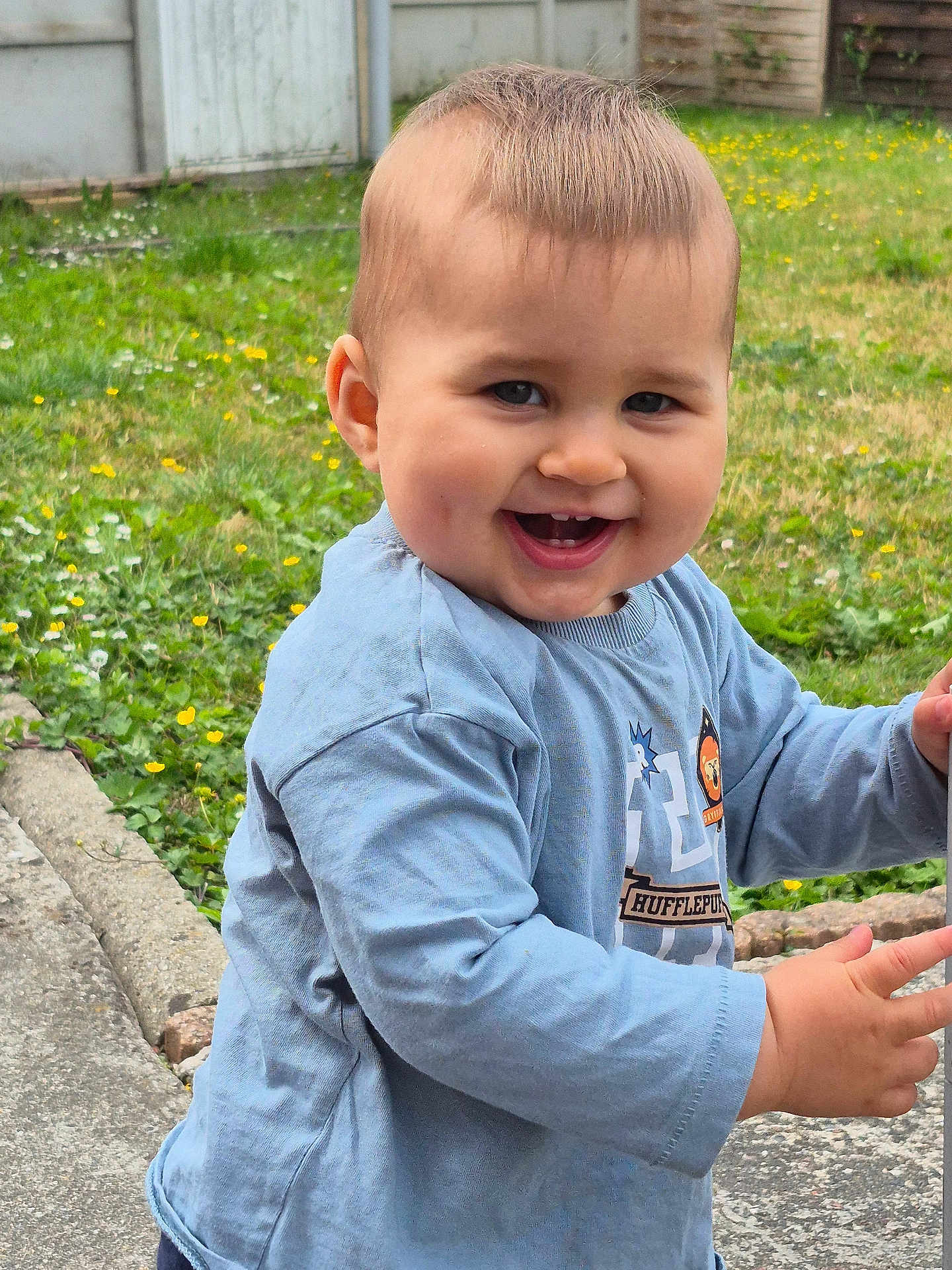 Mayröwn a rejoint le concours — aidez-le/la à gagner de superbes lots ! toddler, child, smiling, outdoor, grass, flowers, blue_shirt, face, happy, young_child, playing, casual_clothing, nature, daylight, cute, hands, portrait, grass_field, head, person