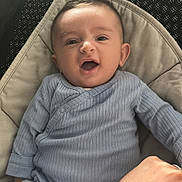 Aylan a rejoint le concours — aidez-le/la à gagner de superbes lots ! baby, infant, child, blue_outfit, cushion, hand, smiling, happy, portrait, person, indoors, seated, cute, skin, face, head, clothing, newborn, expression, comfort