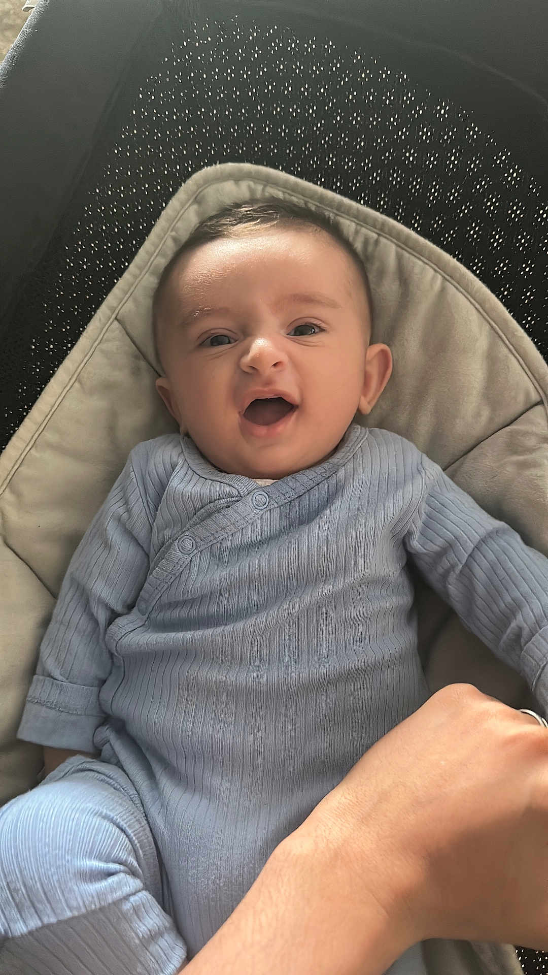Aylan a rejoint le concours — aidez-le/la à gagner de superbes lots ! baby, infant, child, blue_outfit, cushion, hand, smiling, happy, portrait, person, indoors, seated, cute, skin, face, head, clothing, newborn, expression, comfort