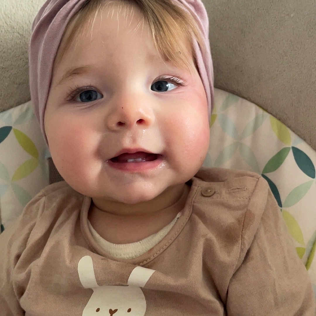 Giulia a rejoint le concours — aidez-le/la à gagner de superbes lots ! accessories, baby, cap, clothing, coat, couch, cushion, face, furniture, happy, hat, head, headband, homedecor, jacket, person, photography, portrait, smile, t_shirt