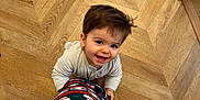 Noa a rejoint le concours — aidez-le/la à gagner de superbes lots ! toddler, child, smiling, happy, person, floor, wooden_floor, pajamas, holiday_pattern, clothing, indoor, cute, looking_up, playing, leg, home, baby, childhood, joy, festive