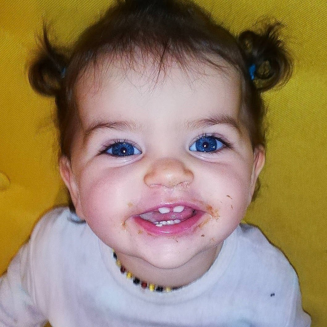 Tyana a rejoint le concours — aidez-le/la à gagner de superbes lots ! baby, baby_making_funny_faces, cheek, child, chin, eye, eyebrow, face, facial_expression, forehead, hair, head, iris, joy, lip, mouth, nose, organ, person, skin