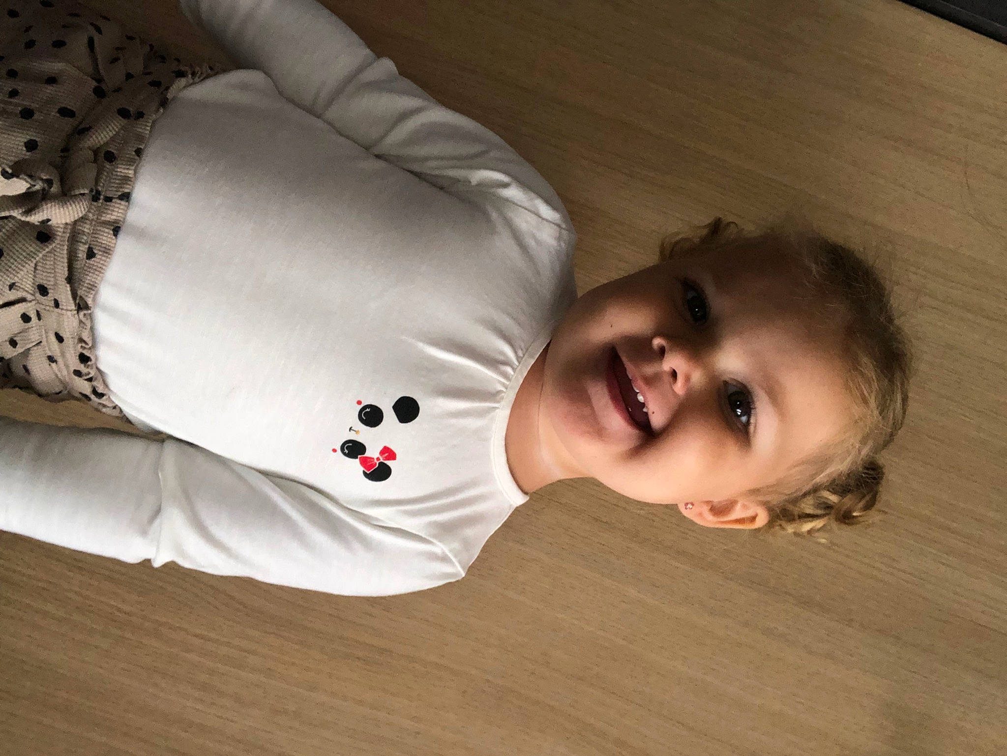Xylia participe au concours pour gagner de l'argent avec cette photo : baby_toddler_clothing, child, comfort, couch, elbow, flash_photography, floor, flooring, happy, hardwood, human_body, human_leg, joy, linens, person, room, sleeve, smile, toddler, varnish
