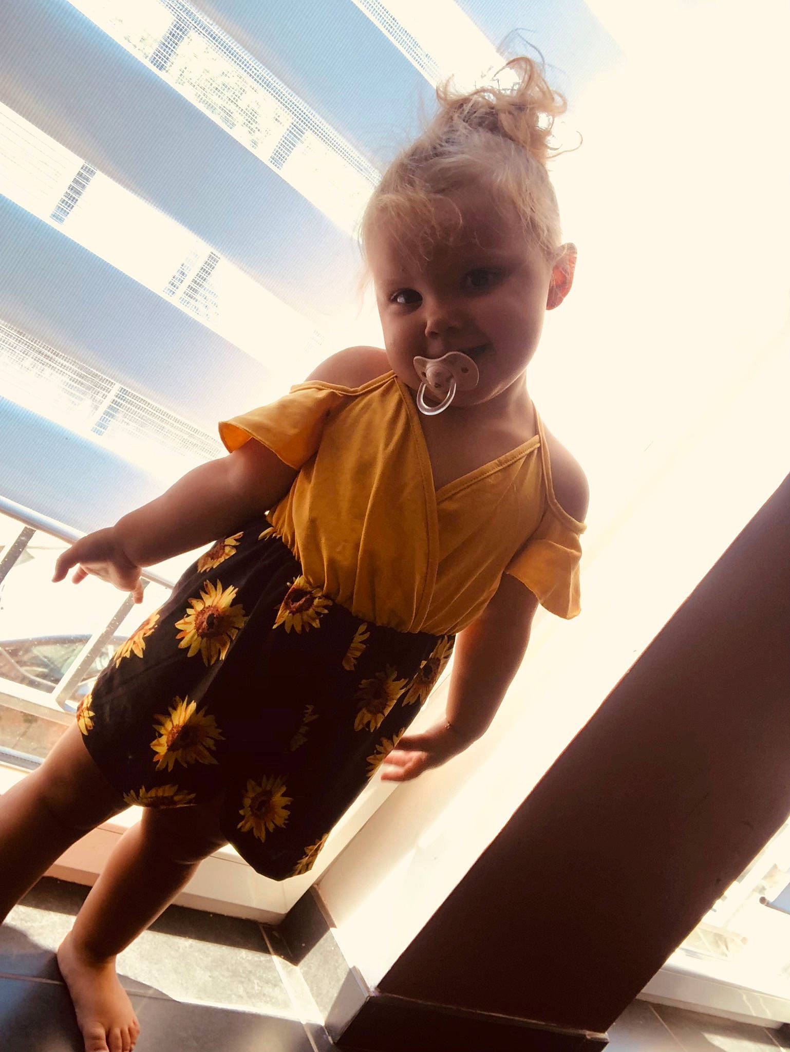 Xylia participe au concours pour gagner de l'argent avec cette photo : elbow, eyewear, fashion_design, finger, flash_photography, flooring, foot, fun, hand, human_leg, joint, knee, person, shoulder, sitting, stairs, standing, t_shirt, thigh, toddler