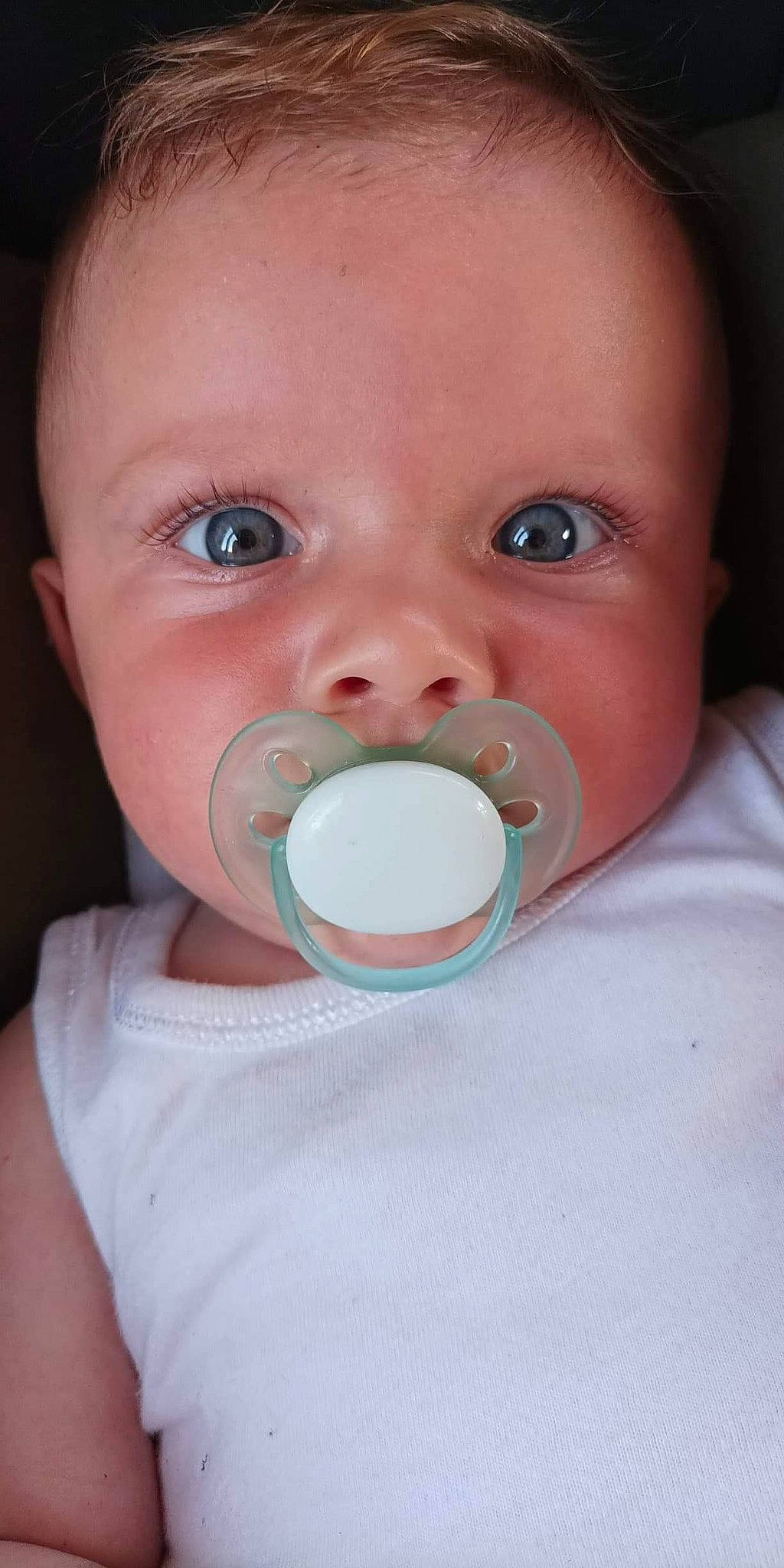 Sélyx a rejoint le concours — aidez-le/la à gagner de superbes lots ! baby, baby_food, baby_products, baby_toddler_clothing, cheek, child, drinking, drinkware, ear, eyelash, finger, lip, milk, mouth, nail, nose, person, skin, sweetness, tableware