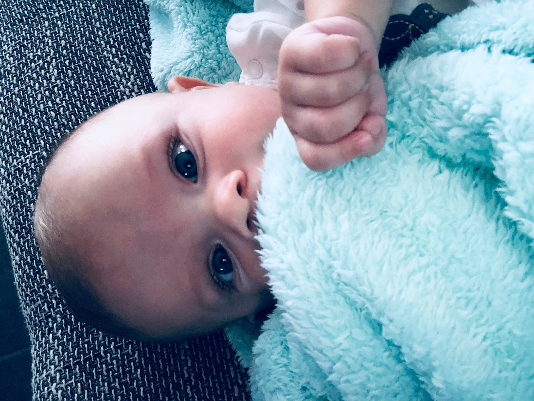 Sélyx participe au concours pour gagner de l'argent avec cette photo : azure, baby, baby_toddler_clothing, blue, cheek, electric_blue, eyelash, finger, gesture, hand, happy, headgear, iris, lip, mouth, nose, organ, person, skin, toddler