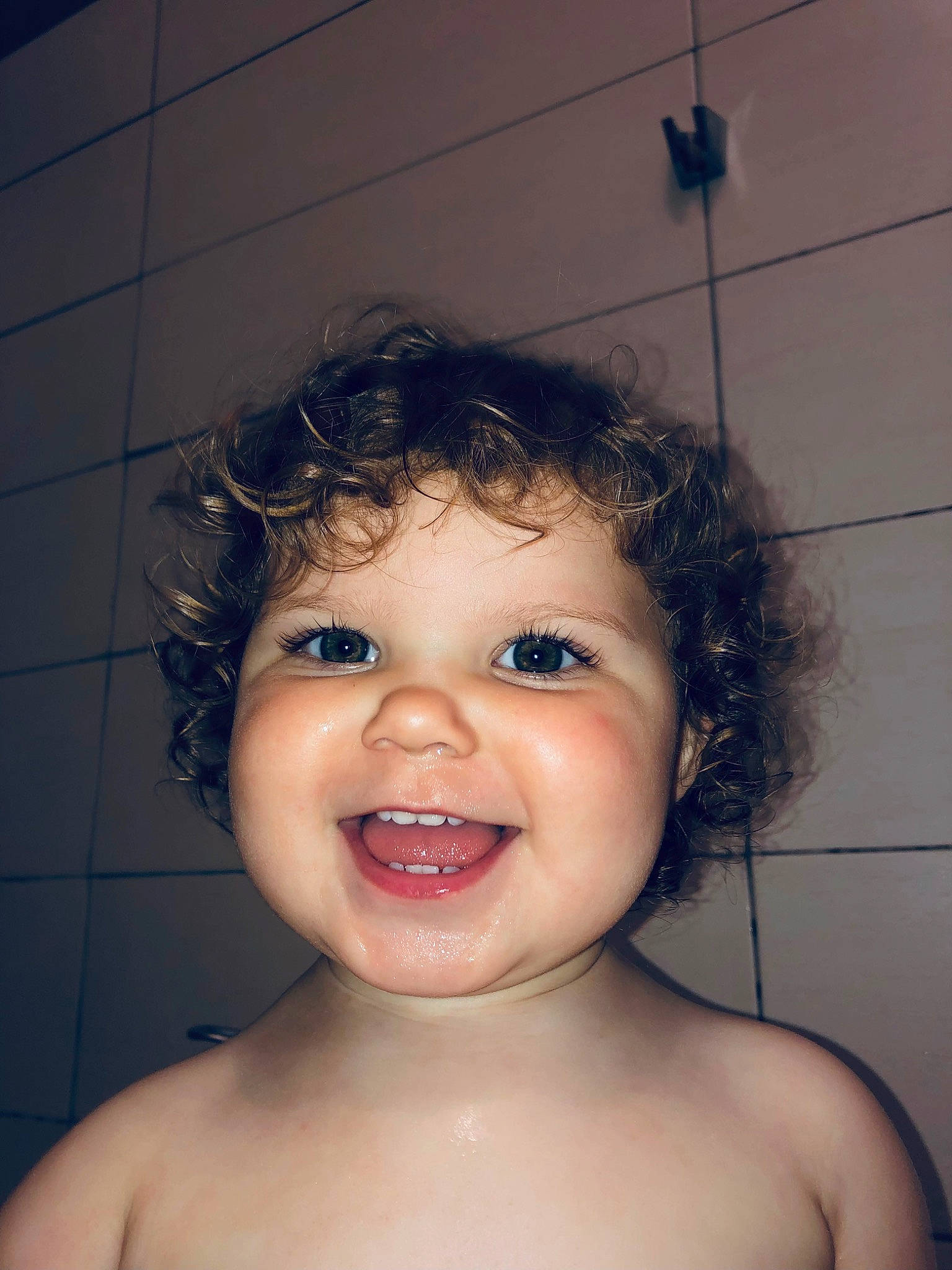 Xylia participe au concours pour gagner de l'argent avec cette photo : arm, black, cheek, chin, eyebrow, eyelash, face, facial_expression, flash_photography, forehead, hair, head, human_body, jaw, joy, lip, mouth, nose, person, skin